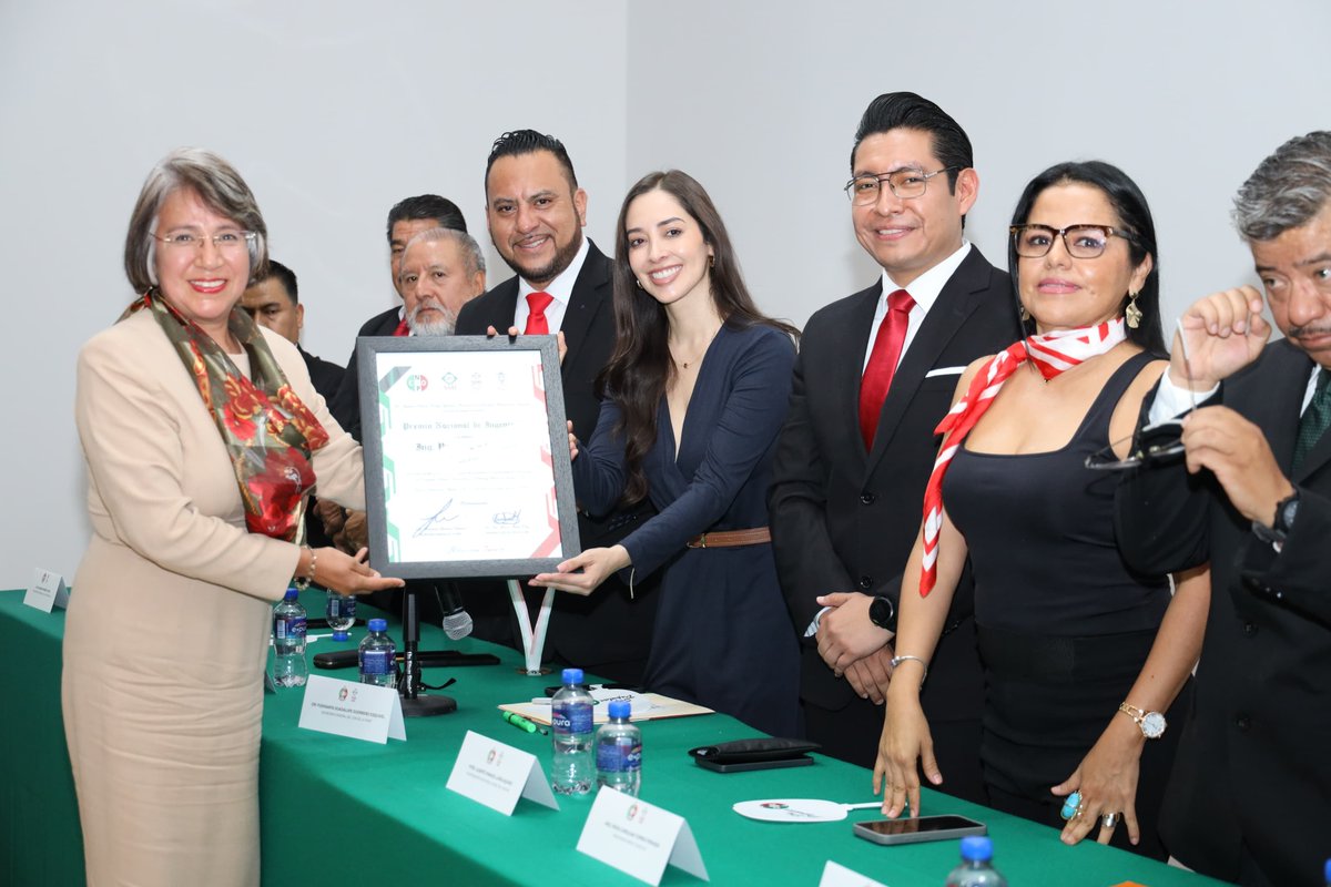 SMI_Nacional_'s tweet photo. 📌 ​Nuestra Secretaria General @CNOPNacional Dip. @fuensantaGuerr4 , reconoció a la SMI como un aliado estratégico para transformar el conocimiento en desarrollo para México.

​¡Felicidades a los galardonados! 💪🏻
​#CNOP #IngenieríaMexicana #DesarrolloNacional

@alitomorenoc https://t.co/KKVJ9wuy0L