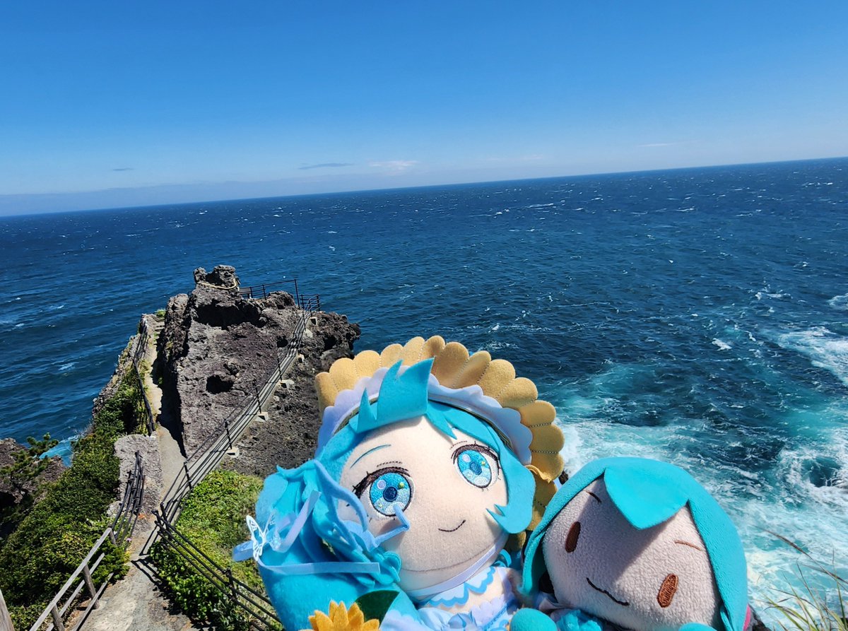3939_diva's tweet photo. 石廊崎灯台まで来たよ♪
荒々しい断崖絶壁と強い岬風🌬️これは落ちたらヤバいぞ！おそろしや～
伊豆ジオパークの景色はスゴいね https://t.co/EobqFUqx1W