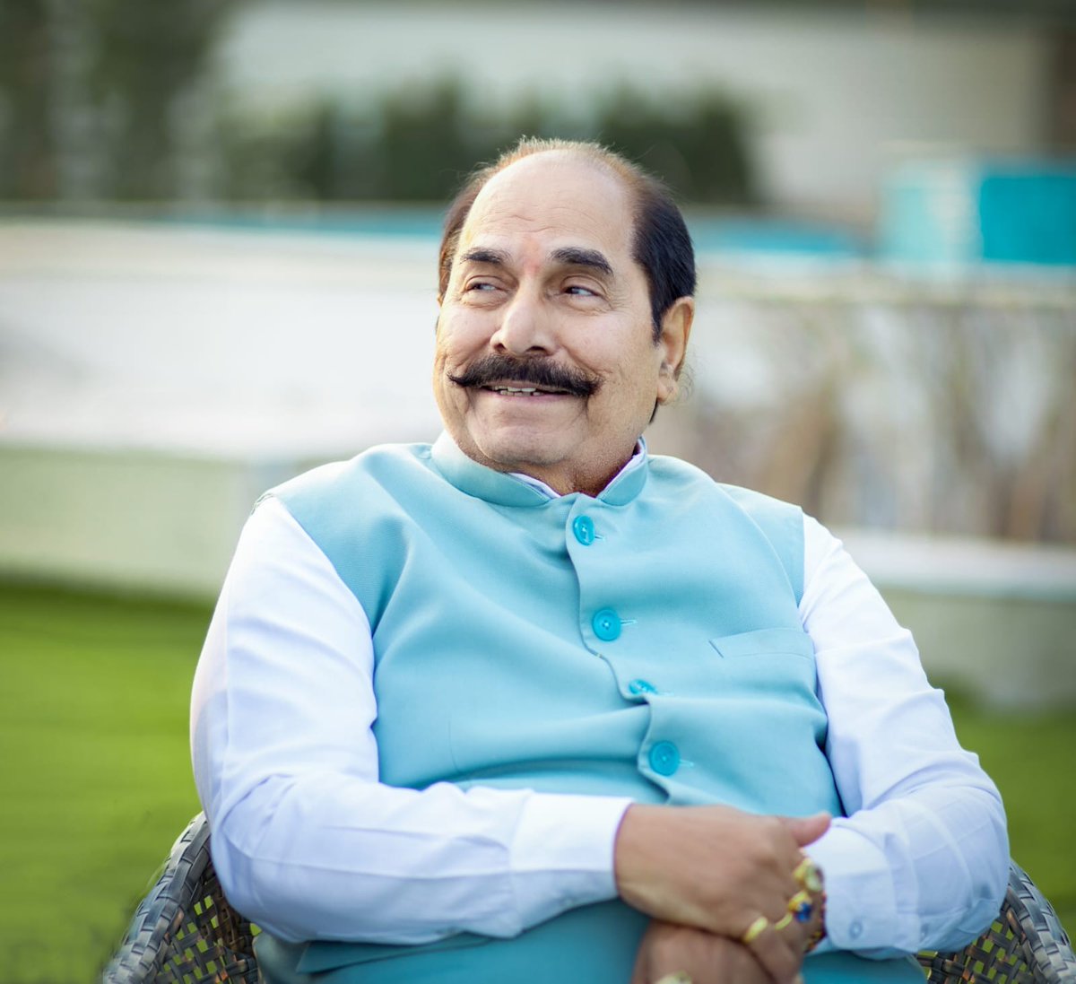 satejp's tweet photo. आधारवड हरपला..!

माझे वडील, पद्मश्री डॉ. डी. वाय. पाटील (दादा) यांचे आज 4 ऑगस्ट रोजी सकाळी 11 वाजून 8 मिनिटांनी वयाच्या 91व्या वर्षी निधन झाले. 
त्यांच्या जाण्याने आम्हा सर्वांच्या आयुष्यातील आधारवड हरपला आहे. दादांनी आयुष्यभर माणसं जोडली, शिक्षणाचा दीप लाखो विद्यार्थ्यांच्या आयुष्यात प्रज्वलित केला, समाजसेवेला आपल्या जीवनाचे ध्येय मानले. आमच्यावर माणूस म्हणून जगण्याचे संस्कार दिले. त्यांचा प्रेमळ मायेचा हात, धीर देणारे शब्द आणि मूल्यांसाठी जगण्याची शिकवण हीच आमची कायमची संपत्ती आहे...ह्या भावना शब्दांत व्यक्त करणे अशक्य आहे. 

बुधवार, दिनांक 5 ऑगस्ट रोजी अंत्यदर्शन आणि अंत्यसंस्कार होतील.

अंत्यदर्शन :
 सकाळी 9 ते सायंकाळी 4 वाजेपर्यंत यशवंत निवास ,कसबा बावडा येथे 

अंत्ययात्रा :
 सायंकाळी 4 वाजता, यशवंत निवास कसबा बावडा येथून सुरू होईल.

अंत्यसंस्कार :
सायंकाळी 5 वाजता डी. वाय.पाटील मेडिकल कॉलेज, लाईन बाजार, कसबा बावडा, कोल्हापूर येथे होणार आहेत.