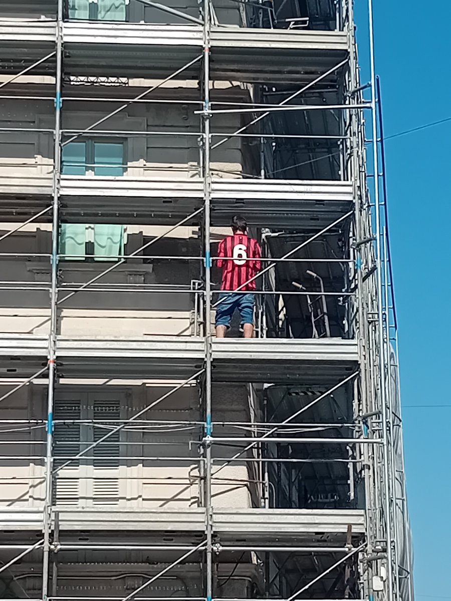 Papeethinaikos's tweet photo. E poi ci sono gli eroi... ❤️🖤
#Baresi https://t.co/qLJLFgu1kU