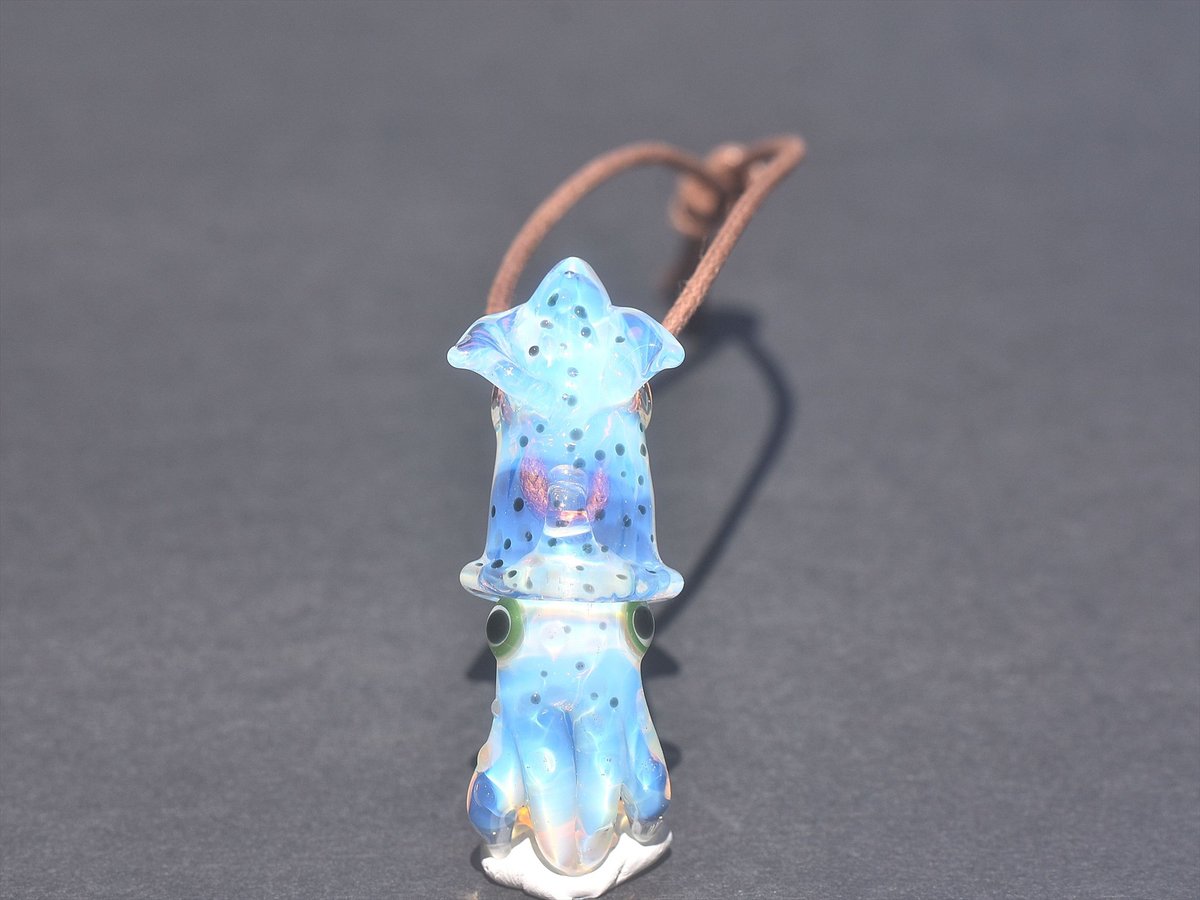 bohemian_glass's tweet photo. 今日はNorthern Lights(ノーザンライツ)から入荷です。

当店SNSでも大人気となっていますNorthern Lihgtsのイカシリーズ🦑

頭と胴体部分が別々のパーツによって作られたイカの立体造形ペンダントです！

青白い色ガラスによって透き通る色が、本物のような光沢のある雰囲気が出てていて綺麗です✨

今回はガラス玉を足に抱えているタイプが新しく登場です！
こちらのガラス玉は、ブラックライトを当てるとピンクに発色する性質のガラスとなっております🔦

そしてNorthern Lihgtsの代表作『水』
こちらはマンタの形をしたオパールを使用したタイプで、ガラスの中にある南の海で泳ぐマンタの姿を鑑賞して楽しんでいただけるペンダントになっております🌊

どちらの作品も夏らしい、海の雰囲気を存分に楽しめる作品となっております！

#ボロシリケイトガラス