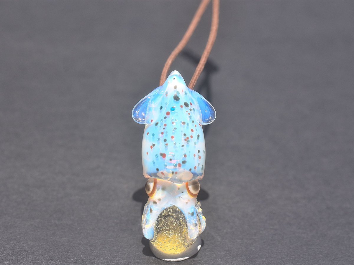 bohemian_glass's tweet photo. 今日はNorthern Lights(ノーザンライツ)から入荷です。

当店SNSでも大人気となっていますNorthern Lihgtsのイカシリーズ🦑

頭と胴体部分が別々のパーツによって作られたイカの立体造形ペンダントです！

青白い色ガラスによって透き通る色が、本物のような光沢のある雰囲気が出てていて綺麗です✨

今回はガラス玉を足に抱えているタイプが新しく登場です！
こちらのガラス玉は、ブラックライトを当てるとピンクに発色する性質のガラスとなっております🔦

そしてNorthern Lihgtsの代表作『水』
こちらはマンタの形をしたオパールを使用したタイプで、ガラスの中にある南の海で泳ぐマンタの姿を鑑賞して楽しんでいただけるペンダントになっております🌊

どちらの作品も夏らしい、海の雰囲気を存分に楽しめる作品となっております！

#ボロシリケイトガラス
