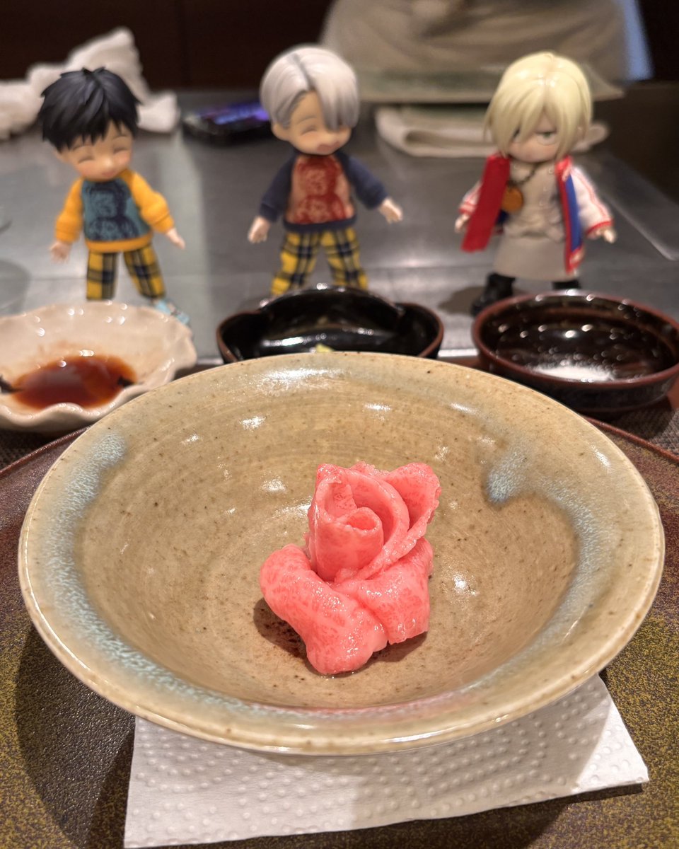 aireenrobe's tweet photo. 今年２回目の唐津旅行✈️
１回目と同じくキャラバンさんでお食事しました✨
佐賀牛🥩めちゃ美味しいし、シェフ🧑‍🍳も楽しい方で素敵なディナーでした🍽️

#キャラバン #唐津 #聖地巡礼 #ユーリオンアイス #yurioni̇ce #yoi #オビツろいど勇利 #オビツろいどヴィクトル https://t.co/0aTe7gFkP3