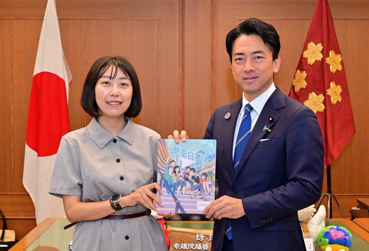 ModJapan_jp's tweet photo. 【#刈谷仁美×小泉防衛大臣】

令和8年版防衛白書の表紙を描いていただいた刈谷仁美さんが防衛省を訪問し、小泉大臣と懇談しました！

刈谷さんから表紙に込めた思いや創作の背景、「未来につながる安全保障」というテーマについてお話しいただきました。

こちらから全ページ無料でご覧いただけます👇
https://t.co/tdMUrTZBnh

3分解説はこちら👇
https://t.co/WACqxxAvtd