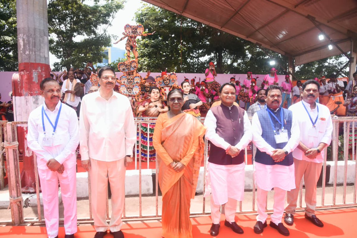 BJP4Odisha's tweet photo. ମହାମହିମ ରାଷ୍ଟ୍ରପତି ଶ୍ରୀମତୀ ଦ୍ରୌପଦୀ ମୁର୍ମୁ ବ୍ରହ୍ମପୁର ରେଳଷ୍ଟେସନରେ ପହଞ୍ଚିବା ପରେ ମାନନୀୟ  ରାଜ୍ୟପାଳ ଡଃ ହରିବାବୁ କମ୍ଭମପାଟି ଏବଂ ମାନନୀୟ ମୁଖ୍ୟମନ୍ତ୍ରୀ ଶ୍ରୀ ମୋହନ ଚରଣ ମାଝୀ ସ୍ୱାଗତ ଓ ସମ୍ବର୍ଦ୍ଧନା  ଜଣାଇଛନ୍ତି। ଏହି ଅବସରରେ ମାନ୍ୟବର ମନ୍ତ୍ରୀ ଶ୍ରୀ ବିଭୂତି ଭୂଷଣ ଜେନା ଓ ମନ୍ତ୍ରୀ ଶ୍ରୀ ଗୋକୁଳାନନ୍ଦ ମଲ୍ଲିକ ପ୍ରମୁଖ ଉପସ୍ଥିତ ଥିଲେ ।