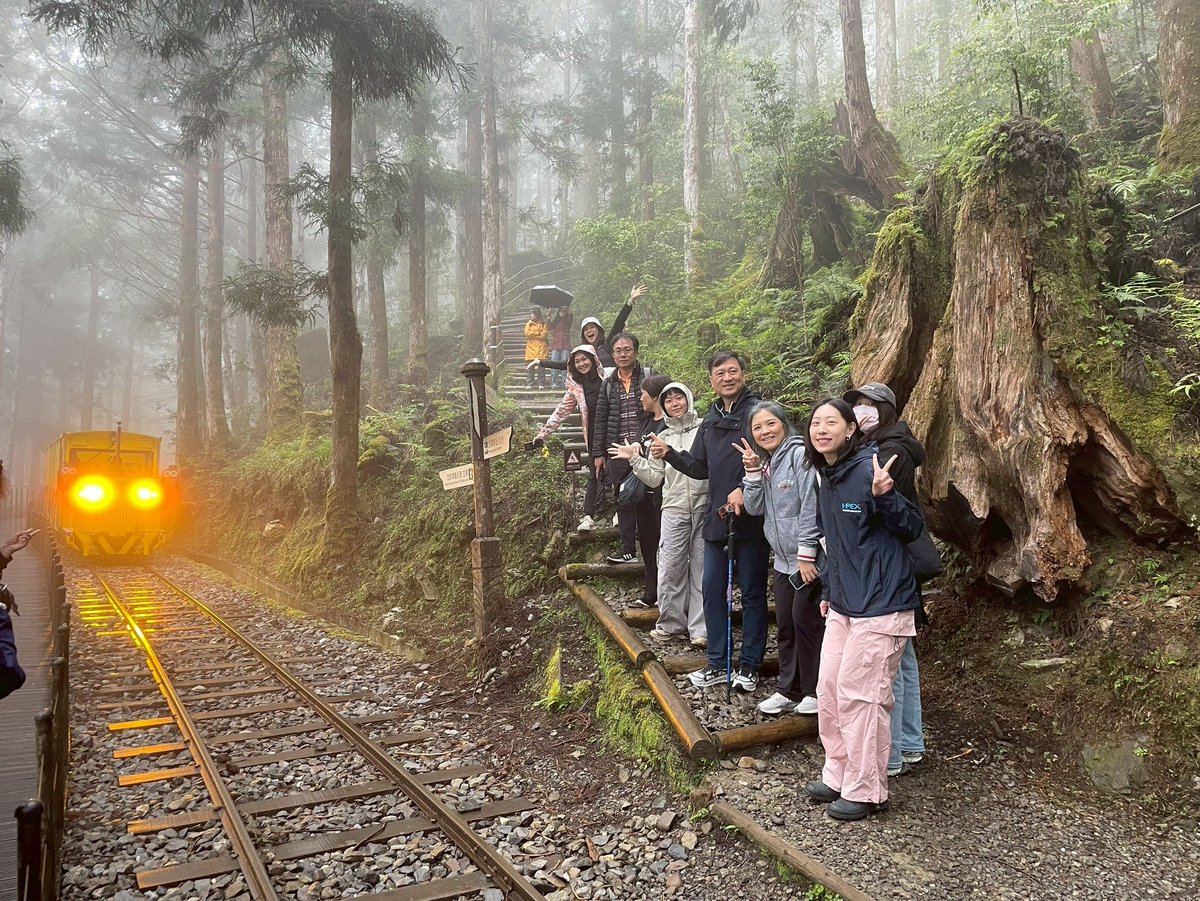 ipex_inc_old's tweet photo. 仕事を離れて、みんなで森歩き🌲
アイペックス台湾では、チームワーク向上を目的にハイキングイベントを開催しました。
霧に包まれた景色、森を走るトロッコ列車、歴史ある遊歩道。働く仲間と、自然のなかでリフレッシュしてきました。

#ハイキング https://t.co/m7JFJQFoT9