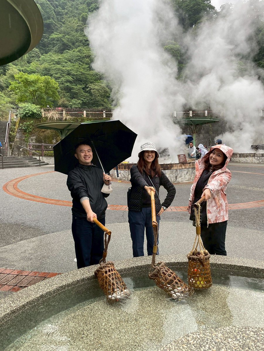 ipex_inc_old's tweet photo. 仕事を離れて、みんなで森歩き🌲
アイペックス台湾では、チームワーク向上を目的にハイキングイベントを開催しました。
霧に包まれた景色、森を走るトロッコ列車、歴史ある遊歩道。働く仲間と、自然のなかでリフレッシュしてきました。

#ハイキング https://t.co/m7JFJQFoT9