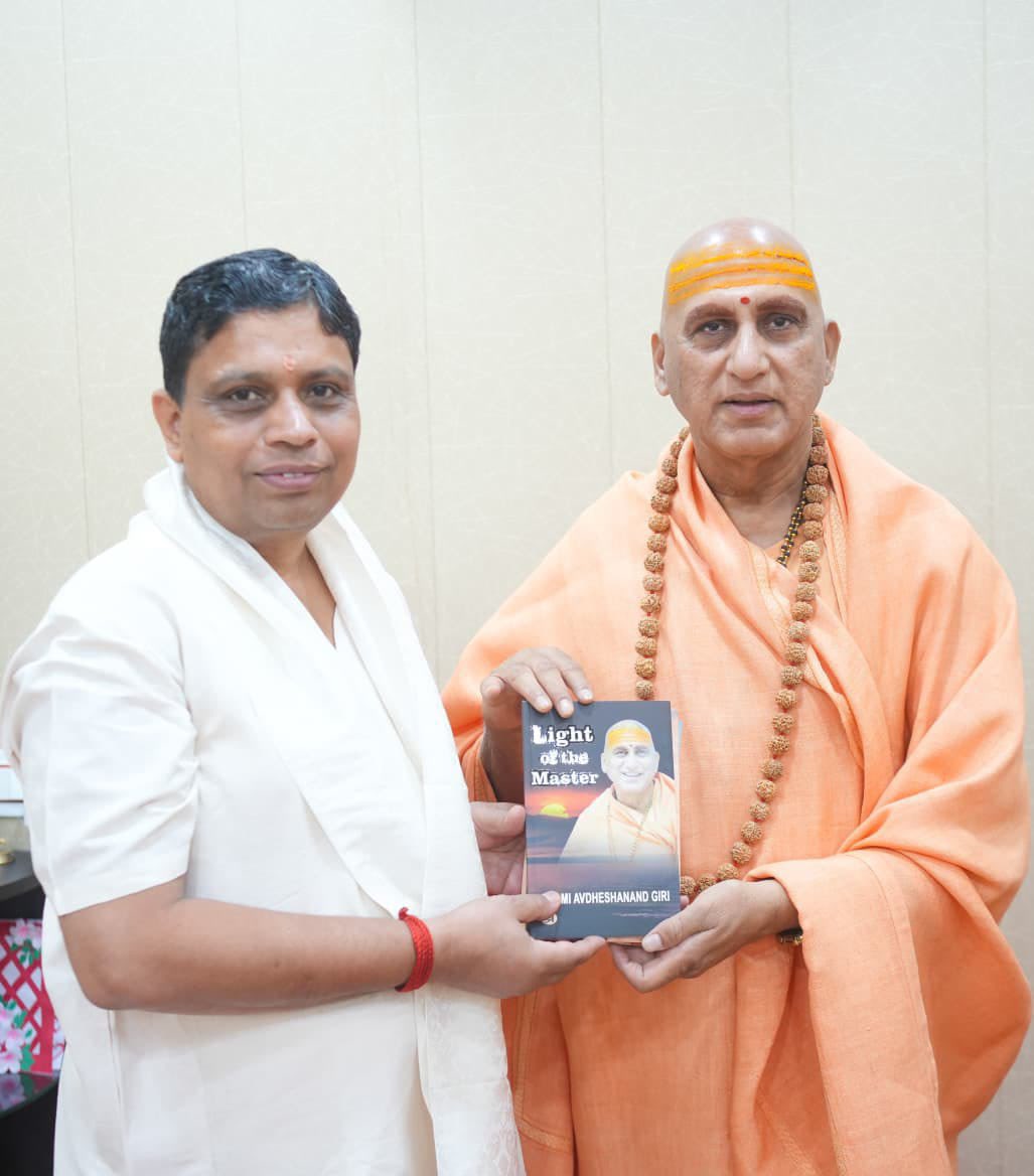 AvdheshanandG's tweet photo. पतंजलि, पाणिनि, चरक और सुश्रुत की महान भारतीय ज्ञान-परम्परा के समर्थ संवाहक, आयुर्वेद, योग, वनौषधि-विज्ञान तथा सनातन वैदिक विद्या के अप्रतिम मनीषी, परमादरणीय आचार्य बालकृष्ण जी महाराज को उनके पावन जन्मोत्सव  “अवतरण-दिवस” पर हृदय की अनन्त गहराइयों से मंगलमय शुभकामनाएँ।

सुदिनं सुदिनं जन्मदिनं तव, भवतु मङ्गलं जन्मदिनम्।
चिरं जीव कुरु पुण्यवर्धनं, चिरं जीव कुरु कीर्तिवर्धनम्।
विजयी भव सर्वत्र सर्वदा, जगति भवतु तव सुयशोगानम्।
सुदिनं सुदिनं जन्मदिनं तव, भवतु मङ्गलं जन्मदिनम्॥

पतंजलि योगपीठ के माध्यम से आपने परमपूज्य स्वामी रामदेव जी महाराज के साथ मिलकर योग, आयुर्वेद और भारतीय जीवन-पद्धति को विश्वव्यापी प्रतिष्ठा प्रदान की है। आपने न केवल भारत की प्राचीन औषधीय परम्परा, जड़ी-बूटियों और वनस्पति-विज्ञान को नवीन पहचान दी, अपितु करोड़ों लोगों के भीतर स्वास्थ्य, संयम, स्वावलम्बन, प्राकृतिक जीवन और राष्ट्रगौरव की चेतना भी जागृत की है।

आप वनौषधियों के अद्वितीय ज्ञाता हैं ही, साथ ही वेदाङ्गों, शास्त्रों, आयुर्वेद, संस्कृत और भारतीय ज्ञान-परम्परा के गंभीर अध्येता एवं साधक भी हैं। आपके व्यक्तित्व में विद्या की गहनता, तप की ऊष्मा, त्याग की पवित्रता, कर्म की अविराम गति, संकल्प की प्रखरता और अन्तःकरण का दिव्य तेज अद्भुत रूप से समन्वित है। आपके ज्ञान, परिश्रम, अनुशासन और लोकमंगल की साधना ने सम्पूर्ण विश्व को प्रभावित और प्रेरित किया है।

आपने जन-जन में आरोग्य के प्रति सजगता उत्पन्न की, योग को जीवन का अनिवार्य अनुशासन बनाया और आयुर्वेद को पुनः वैश्विक विमर्श के केन्द्र में प्रतिष्ठित किया। यह केवल स्वास्थ्य-जागरण नहीं, अपितु भारत की सनातन जीवन-दृष्टि का विश्वव्यापी पुनरुत्थान है। आपने और परमपूज्य योगरुषि स्वामी रामदेव जी महाराज ने मिलकर सम्पूर्ण विश्व में योग की क्रान्ति तथा अध्यात्म, स्वदेशी और सांस्कृतिक स्वाभिमान की अनुपम अलख जगाई है।

आचार्यश्री, आप भारतभूमि के गौरव, सनातन धर्म एवं भारतीय संस्कृति के सबल संरक्षक, समर्थ पोषक और यशस्वी ज्योतिर्धर हैं। आपके माध्यम से भारतीय ऋषि-परम्परा का ज्ञान-विज्ञान पुनः लोककल्याण का प्रभावशाली साधन बन रहा है। आपका सम्पूर्ण जीवन सेवा, साधना, स्वाध्याय और राष्ट्रसमर्पण की उज्ज्वल प्रेरणा है।

आपके पावन जन्मदिवस पर मेरी भगवती भागीरथी माँ गंगा, श्रीललिता राजराजेश्वरी पराम्बा, देवाधिदेव महादेव तथा भगवान धन्वन्तरि के श्रीचरणों में अनन्त प्रार्थनाएँ हैं कि वे आपको उत्तम स्वास्थ्य, दीर्घायु, अपार ऊर्जा, यश, तेज और अविचल सामर्थ्य प्रदान करें।

आप इसी प्रकार योग, आयुर्वेद, वनौषधि-विज्ञान और भारतीय सनातन संस्कृति के अमूल्य ज्ञान को सम्पूर्ण विश्व में प्रसारित करते रहें। आपके लोककल्याणकारी संकल्प निरन्तर सिद्ध हों, आपके प्रयासों से मानवता आरोग्य, आत्मबल, सदाचार और आध्यात्मिक चेतना की दिशा में आगे बढ़ती रहे।

दीर्घं ते साधुतापोस्तु, दीर्घं ते धर्मदेवता।
येन त्वं लोकशिक्षार्थं, दीप्यसे ज्ञानविग्रहः॥

वेदवेदाङ्गविद्वंस्त्वं, धर्ममार्गप्रदीपकः।
जयस्व संस्कृतेः शीर्षे, भूयाः शान्तिप्रवर्तकः॥

सुदिनं सुदिनं जन्मदिनं तव,
जगतां भावयतु मङ्गलम्।
चिरमीप्सितधर्मसिद्धये,
विहर त्वं विमले पदे शुभम्॥

उदितं भवतु ते यशो नवं,
अखिलं विश्वमलंक्रियते यथा।
विजयी भव सर्वदा सर्वत्र,
भवतु पुण्यमयं तव चरितम्॥

जन्मदिनस्य कोटयोः शुभाशंसाः।
शुभेच्छु, 
स्वामी अवधेशानन्द गिरि: 
आचार्यमहामण्डलेश्वर: जूनापीठाधीश्वर: 

@Ach_Balkrishna @yogrishiramdev