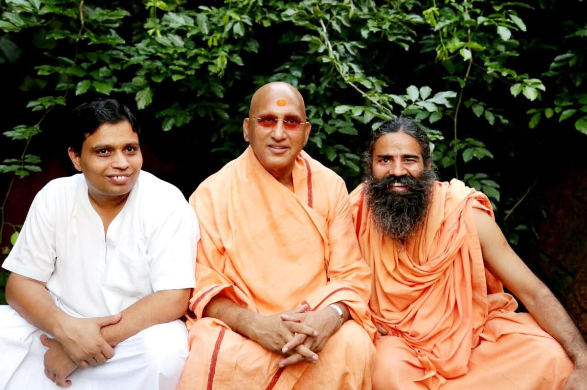 AvdheshanandG's tweet photo. पतंजलि, पाणिनि, चरक और सुश्रुत की महान भारतीय ज्ञान-परम्परा के समर्थ संवाहक, आयुर्वेद, योग, वनौषधि-विज्ञान तथा सनातन वैदिक विद्या के अप्रतिम मनीषी, परमादरणीय आचार्य बालकृष्ण जी महाराज को उनके पावन जन्मोत्सव  “अवतरण-दिवस” पर हृदय की अनन्त गहराइयों से मंगलमय शुभकामनाएँ।

सुदिनं सुदिनं जन्मदिनं तव, भवतु मङ्गलं जन्मदिनम्।
चिरं जीव कुरु पुण्यवर्धनं, चिरं जीव कुरु कीर्तिवर्धनम्।
विजयी भव सर्वत्र सर्वदा, जगति भवतु तव सुयशोगानम्।
सुदिनं सुदिनं जन्मदिनं तव, भवतु मङ्गलं जन्मदिनम्॥

पतंजलि योगपीठ के माध्यम से आपने परमपूज्य स्वामी रामदेव जी महाराज के साथ मिलकर योग, आयुर्वेद और भारतीय जीवन-पद्धति को विश्वव्यापी प्रतिष्ठा प्रदान की है। आपने न केवल भारत की प्राचीन औषधीय परम्परा, जड़ी-बूटियों और वनस्पति-विज्ञान को नवीन पहचान दी, अपितु करोड़ों लोगों के भीतर स्वास्थ्य, संयम, स्वावलम्बन, प्राकृतिक जीवन और राष्ट्रगौरव की चेतना भी जागृत की है।

आप वनौषधियों के अद्वितीय ज्ञाता हैं ही, साथ ही वेदाङ्गों, शास्त्रों, आयुर्वेद, संस्कृत और भारतीय ज्ञान-परम्परा के गंभीर अध्येता एवं साधक भी हैं। आपके व्यक्तित्व में विद्या की गहनता, तप की ऊष्मा, त्याग की पवित्रता, कर्म की अविराम गति, संकल्प की प्रखरता और अन्तःकरण का दिव्य तेज अद्भुत रूप से समन्वित है। आपके ज्ञान, परिश्रम, अनुशासन और लोकमंगल की साधना ने सम्पूर्ण विश्व को प्रभावित और प्रेरित किया है।

आपने जन-जन में आरोग्य के प्रति सजगता उत्पन्न की, योग को जीवन का अनिवार्य अनुशासन बनाया और आयुर्वेद को पुनः वैश्विक विमर्श के केन्द्र में प्रतिष्ठित किया। यह केवल स्वास्थ्य-जागरण नहीं, अपितु भारत की सनातन जीवन-दृष्टि का विश्वव्यापी पुनरुत्थान है। आपने और परमपूज्य योगरुषि स्वामी रामदेव जी महाराज ने मिलकर सम्पूर्ण विश्व में योग की क्रान्ति तथा अध्यात्म, स्वदेशी और सांस्कृतिक स्वाभिमान की अनुपम अलख जगाई है।

आचार्यश्री, आप भारतभूमि के गौरव, सनातन धर्म एवं भारतीय संस्कृति के सबल संरक्षक, समर्थ पोषक और यशस्वी ज्योतिर्धर हैं। आपके माध्यम से भारतीय ऋषि-परम्परा का ज्ञान-विज्ञान पुनः लोककल्याण का प्रभावशाली साधन बन रहा है। आपका सम्पूर्ण जीवन सेवा, साधना, स्वाध्याय और राष्ट्रसमर्पण की उज्ज्वल प्रेरणा है।

आपके पावन जन्मदिवस पर मेरी भगवती भागीरथी माँ गंगा, श्रीललिता राजराजेश्वरी पराम्बा, देवाधिदेव महादेव तथा भगवान धन्वन्तरि के श्रीचरणों में अनन्त प्रार्थनाएँ हैं कि वे आपको उत्तम स्वास्थ्य, दीर्घायु, अपार ऊर्जा, यश, तेज और अविचल सामर्थ्य प्रदान करें।

आप इसी प्रकार योग, आयुर्वेद, वनौषधि-विज्ञान और भारतीय सनातन संस्कृति के अमूल्य ज्ञान को सम्पूर्ण विश्व में प्रसारित करते रहें। आपके लोककल्याणकारी संकल्प निरन्तर सिद्ध हों, आपके प्रयासों से मानवता आरोग्य, आत्मबल, सदाचार और आध्यात्मिक चेतना की दिशा में आगे बढ़ती रहे।

दीर्घं ते साधुतापोस्तु, दीर्घं ते धर्मदेवता।
येन त्वं लोकशिक्षार्थं, दीप्यसे ज्ञानविग्रहः॥

वेदवेदाङ्गविद्वंस्त्वं, धर्ममार्गप्रदीपकः।
जयस्व संस्कृतेः शीर्षे, भूयाः शान्तिप्रवर्तकः॥

सुदिनं सुदिनं जन्मदिनं तव,
जगतां भावयतु मङ्गलम्।
चिरमीप्सितधर्मसिद्धये,
विहर त्वं विमले पदे शुभम्॥

उदितं भवतु ते यशो नवं,
अखिलं विश्वमलंक्रियते यथा।
विजयी भव सर्वदा सर्वत्र,
भवतु पुण्यमयं तव चरितम्॥

जन्मदिनस्य कोटयोः शुभाशंसाः।
शुभेच्छु, 
स्वामी अवधेशानन्द गिरि: 
आचार्यमहामण्डलेश्वर: जूनापीठाधीश्वर: 

@Ach_Balkrishna @yogrishiramdev