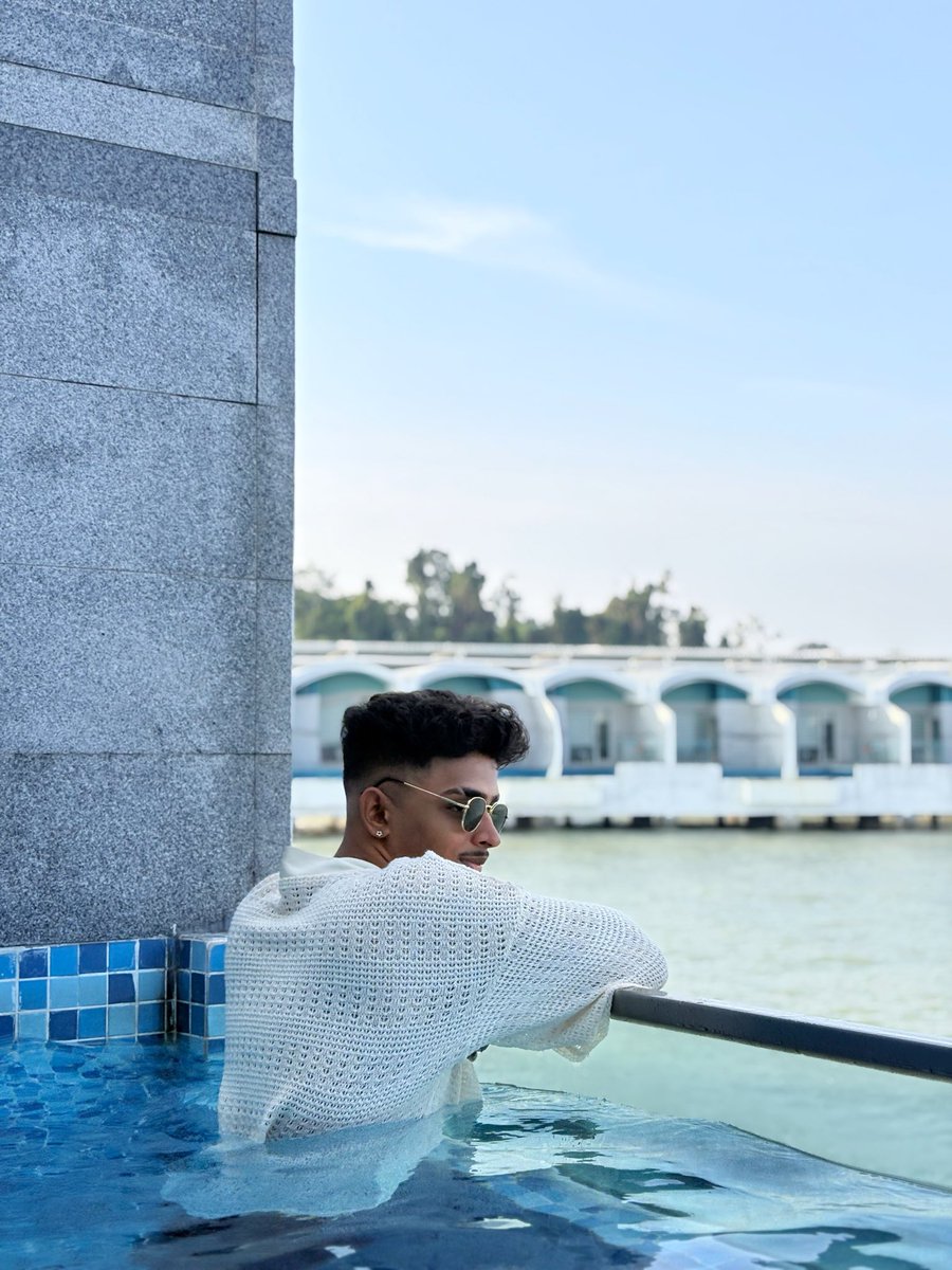 vinxarv's tweet photo. catch me poolside 🌚🫦 https://t.co/iNHALZlGCr