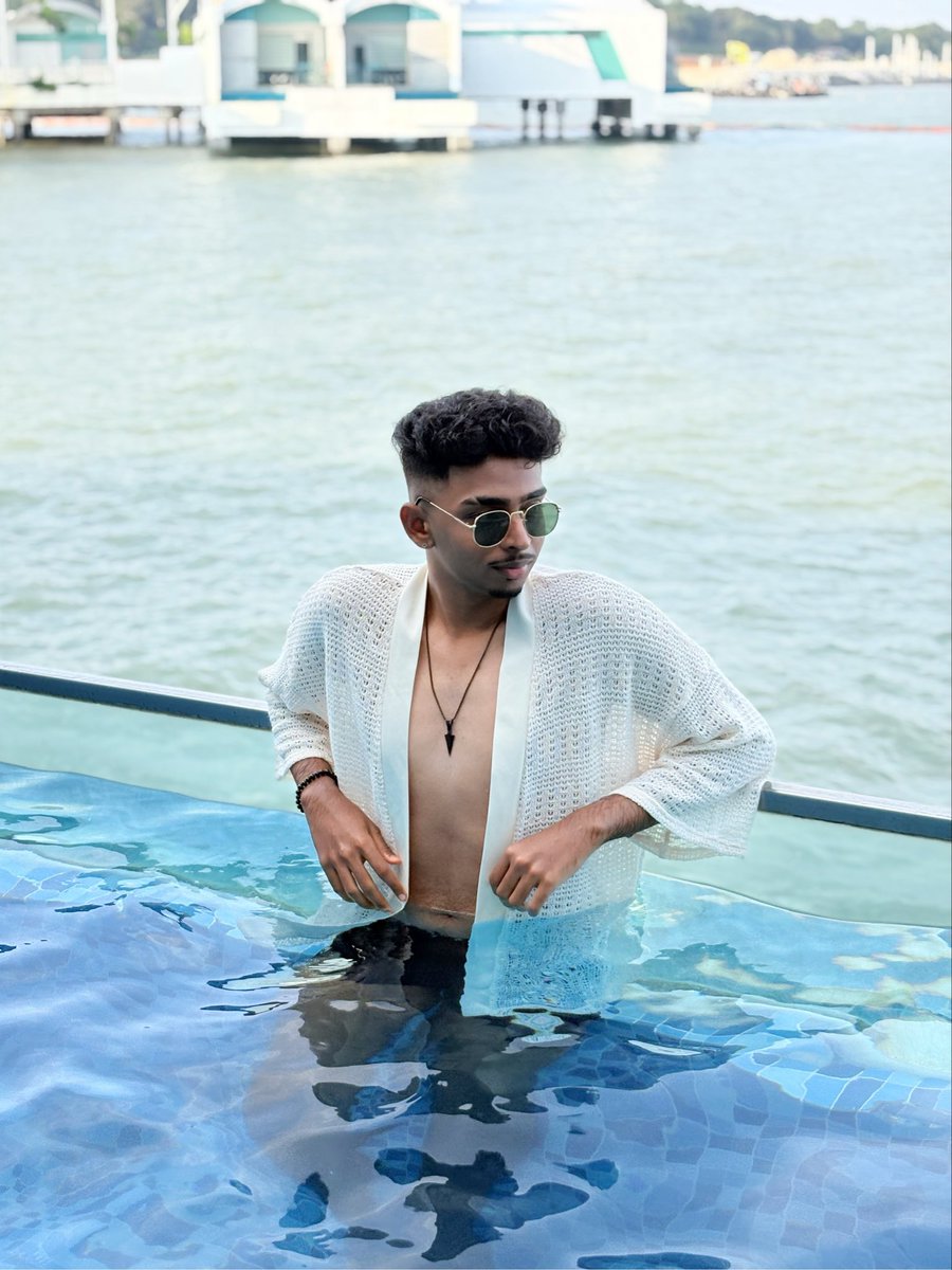vinxarv's tweet photo. catch me poolside 🌚🫦 https://t.co/iNHALZlGCr