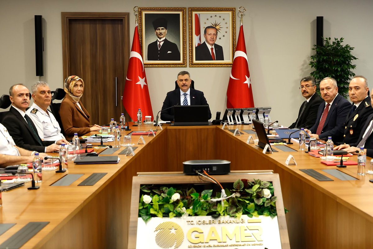 mustafaciftcitr's tweet photo. Kaçakçılık ve Organize Suçlarla Mücadele Konulu Güvenlik Toplantımızı gerçekleştirdik.

Hedefimiz; suç örgütlerini yapılanma aşamasında tespit etmek, insan ve finans kaynaklarını kesmek, suç gelirlerini hukuk çerçevesinde devletimizin denetimine almaktır.

İçişleri Bakanlığı olarak; riskleri önceden gören, tehditleri oluşmadan bertaraf eden bir güvenlik anlayışıyla hareket ediyoruz.

Yapay zekâ destekli analiz, büyük veri, dijital delil inceleme ve finansal iz sürme kapasitemizi güçlendirerek hiçbir suç yapılanmasına alan bırakmayacağız.

Suçun kaynağına inecek, örgütlü yapıları dağıtacak, huzur ve güven iklimimizi daima güçlü tutacağız.
