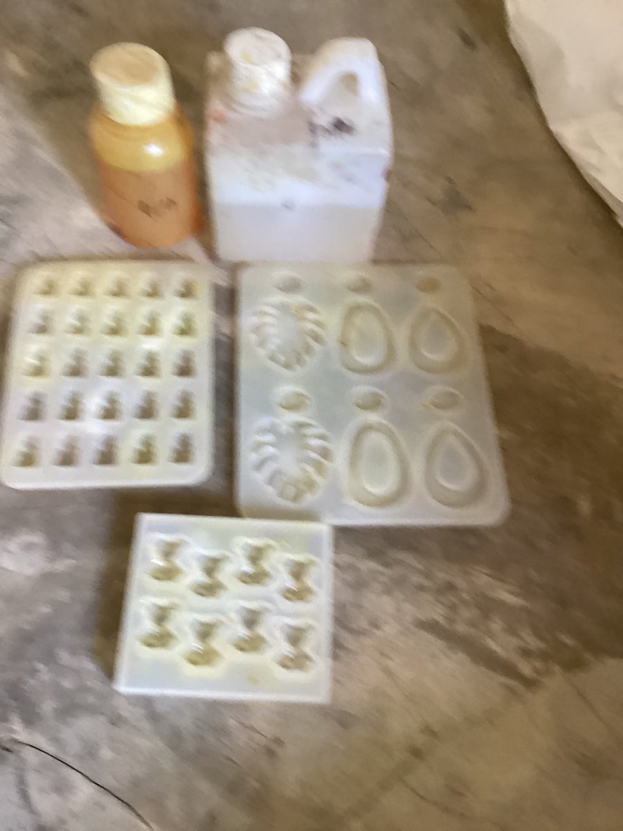 caxndyswt's tweet photo. Yg suka bekarya aku ada clay sm resin, ada tag gun jugaa, murahh bgt, take all 50k yaa https://t.co/vAvla5VdJF