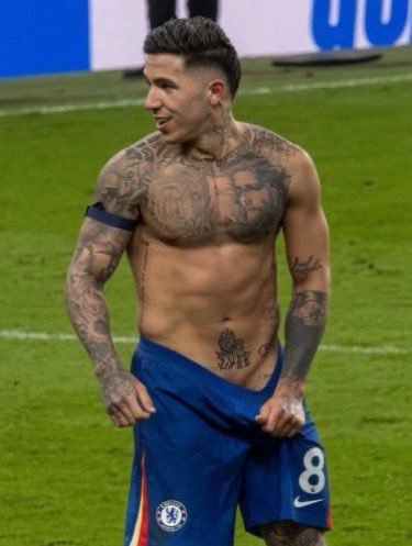 darrenvickmell3's tweet photo. Why is Enzo Fernandes always trying to be naked? https://t.co/5GJXnkXlyc