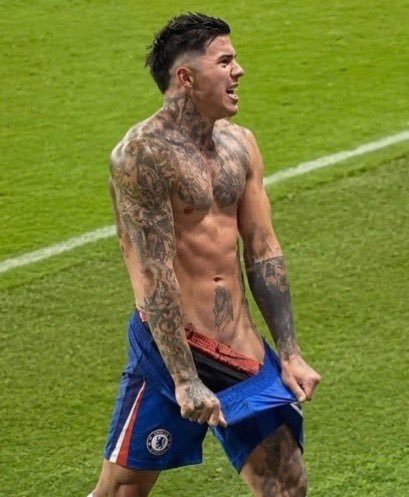 darrenvickmell3's tweet photo. Why is Enzo Fernandes always trying to be naked? https://t.co/5GJXnkXlyc