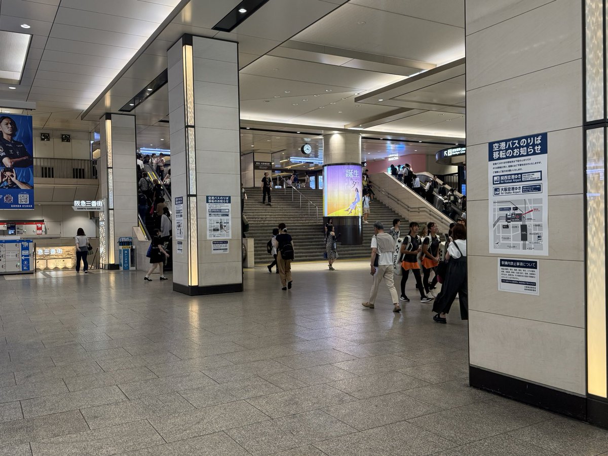 day1tv_'s tweet photo. 阪急梅田駅をご利用する女性の方へ。このエスカレーターを利用する際は注意して下さい。私はここで複数回、盗撮犯を捕まえました。鞄や靴にカメラを仕込む盗撮犯もいます。複数回後ろを振返りましょう。何度も振向かれるのを嫌がります。JR大阪駅も同様です。ご注意下さい。 https://t.co/djPQ5Gyeuc