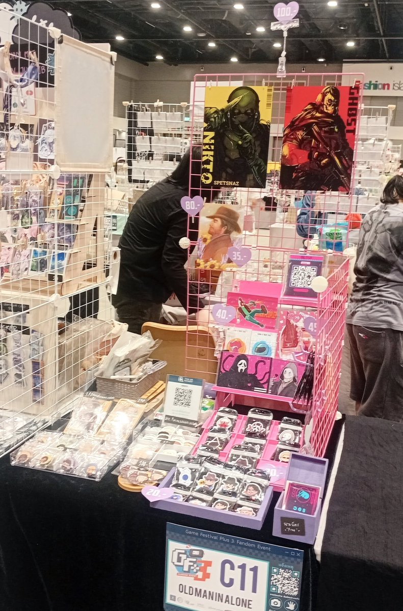 Rosierose191's tweet photo. While I was gone, I spent most of my time tabling at Artist Alley events, drawing for fandoms like Call of Duty, Dead by Daylight, Resident Evil, and whatever cool masked characters .

I just wanted to leave this here. Even if I'm not very active or talk much,  I'm still drawing. https://t.co/MlmSGjzuPk