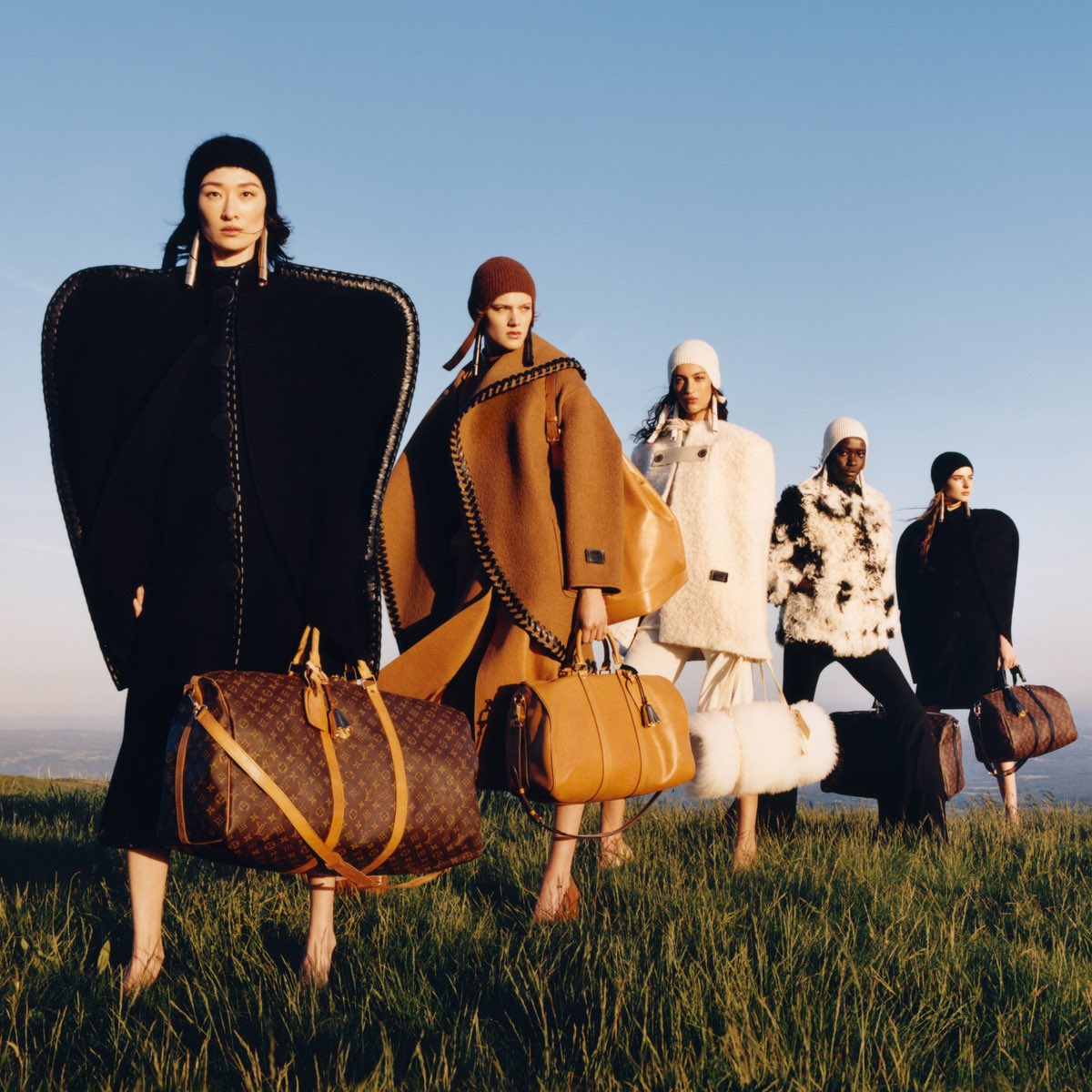 LouisVuitton_JP's tweet photo. 広がる表現。メゾンの機能美への本質的な感覚に導かれた、#NicolasGhesquiere による｢キーポル｣。彫刻的なボリュームとニュアンスのある仕上げを通じて #LVFW26 コレクションに息づくアルカディアのエスプリを表現。 https://t.co/fCE5ZMV2Ie

#LouisVuitton https://t.co/K8aRpC1TD1