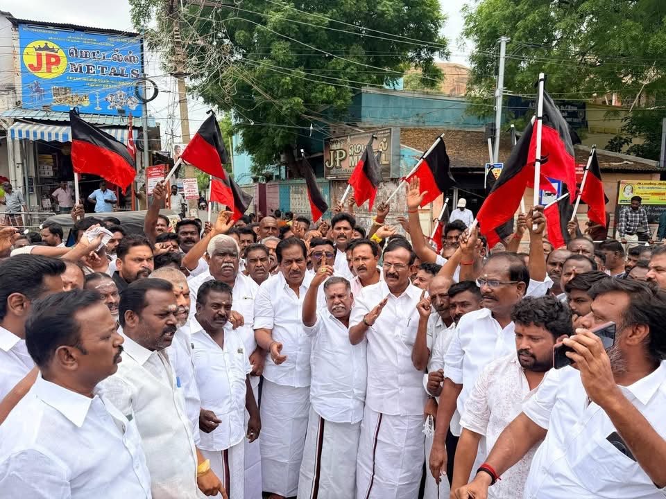ilango_dmk's tweet photo. கழக இளைஞரணிச் செயலாளர், இளம் தலைவர் அண்ணன் #உதயநிதிஸ்டாலின் அவர்கள் கைது செய்ததை கண்டித்து மதுரை வடக்கு மாவட்ட கழக செயலாளர் முன்னாள் அமைச்சர் அண்ணன் #மூர்த்தியார் அவர்கள் தலைமையில் நடைபெற்ற ஆர்ப்பாட்டத்தில் கலந்து கொண்ட பொழுது.

#dmk
#dmkyouthwing #WeStandWithUdhayAnna https://t.co/WgMVWVOLpB