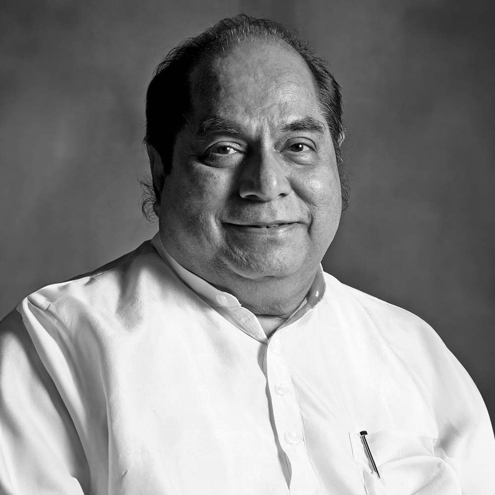 ShelarAshish's tweet photo. भावपूर्ण श्रद्धांजली

पद्मश्री डॉ. डी. वाय. पाटील यांच्या निधनाची बातमी अत्यंत दुःखद आहे. शिक्षण, आरोग्य, क्रीडा आणि समाजसेवा या विविध क्षेत्रांत त्यांनी केलेले कार्य महाराष्ट्रासह संपूर्ण देशासाठी प्रेरणादायी राहिले आहे.

साध्या सामाजिक कार्यकर्त्यापासून सार्वजनिक जीवनात आपली स्वतंत्र ओळख निर्माण करत त्यांनी लोकप्रतिनिधी, महापौर तसेच त्रिपुरा, बिहार आणि पश्चिम बंगालचे राज्यपाल म्हणून जबाबदाऱ्या यशस्वीपणे पार पाडल्या. सार्वजनिक जीवनातील त्यांची कार्यतत्परता, लोकांशी असलेली बांधिलकी आणि विकासाचा व्यापक दृष्टिकोन सदैव स्मरणात राहील.

ईश्वर त्यांच्या आत्म्यास चिरशांती देवो आणि त्यांच्या कुटुंबीयांना हे दुःख सहन करण्याचे बळ प्रदान करो.