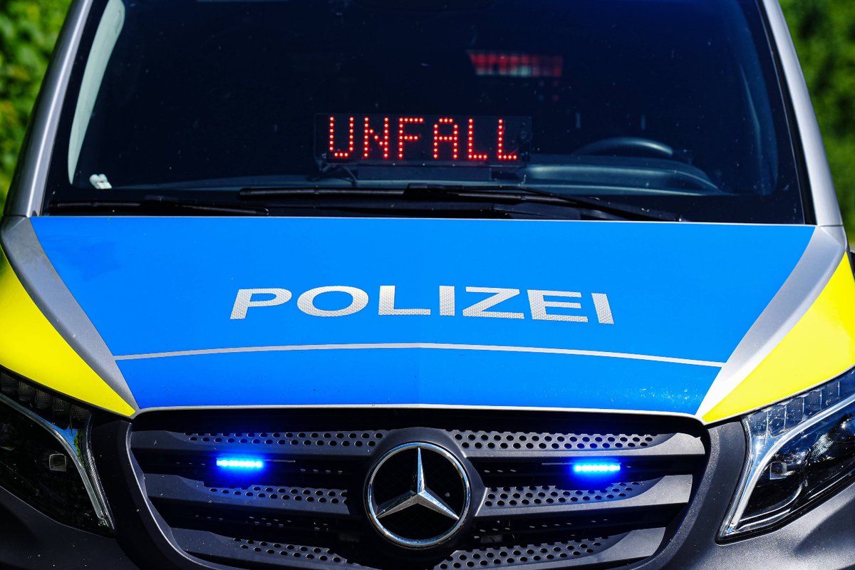 DresdenNews's tweet photo. Unfall in Dresden-Briesnitz: Ein Auto prallt gegen eine Toranlage und bleibt auf dem Dach liegen. Drei Menschen werden leicht verletzt.
https://t.co/Gcr81RzsPc
#Dresden #Briesnitz #Verkehrsunfall https://t.co/xXzc9kgUld