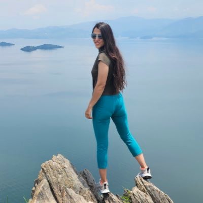 kalbalouchi's tweet photo. @minamonteguide دختر ارزشی
Vs
دختر ایرانی https://t.co/aDjblbUlgS