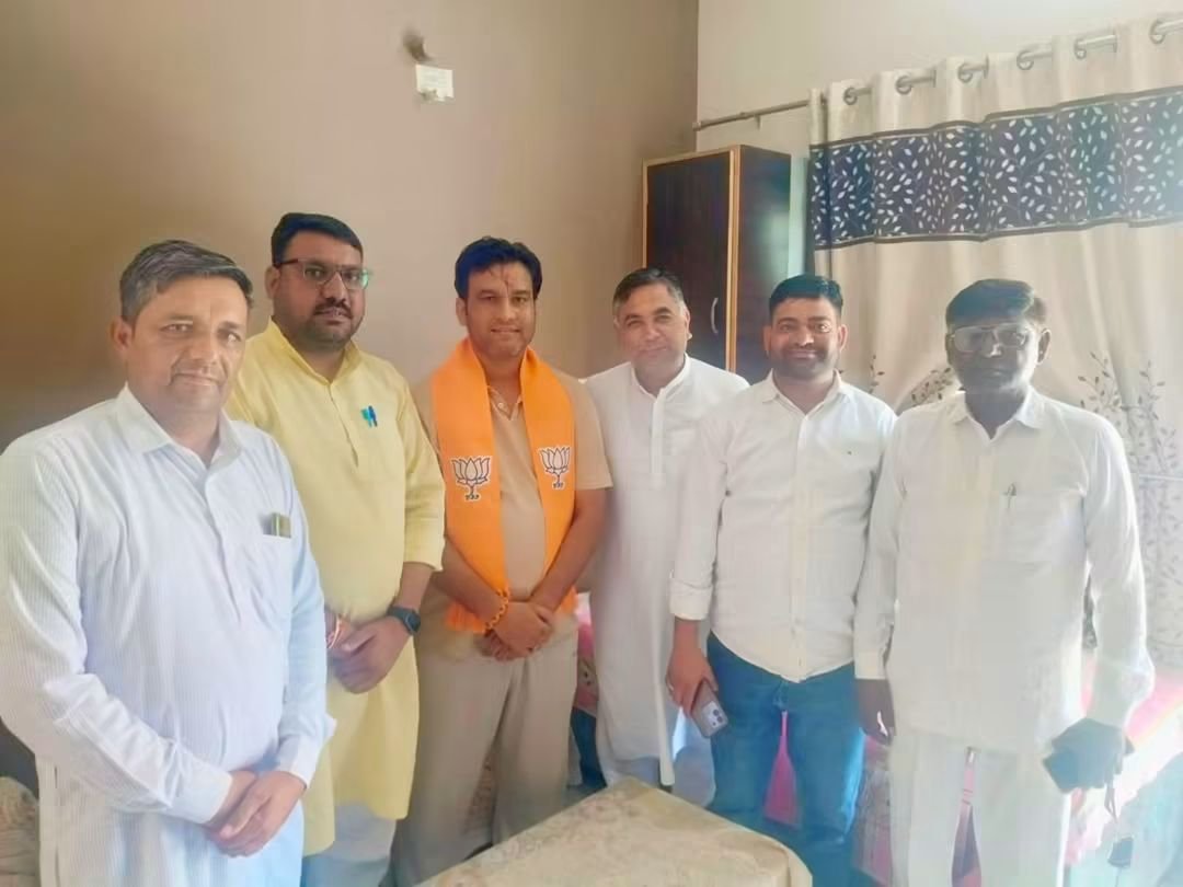 KrishanBhakar's tweet photo. आज श्री गंगानगर जिले की विधानसभा सूरतगढ़ के 
#जैतसर_मंडल में युवा मोर्चा के मंडल अध्यक्ष श्री दिनेश पारीक जी के निज आवास पर पहुंचकर आत्मीय मुलाकात की।

इस दौरान विभिन्न सामाजिक एवं संगठनात्मक विषयों पर आत्मीय चर्चा हुई।
आपका स्नेह एवं अपनापन सदैव यूँ ही बना रहे।
@BJP4Rajasthan https://t.co/9ePnWSE8YP