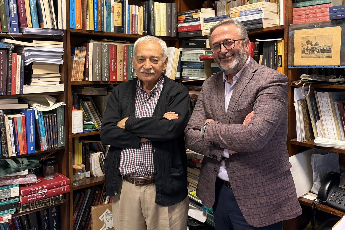 coskunyilmaz66's tweet photo. 329 yazma eserden oluşan seçkin ve renkli bir koleksiyon TÜYEK yolunda.

İsmail Erünsal, kitap, yazma eser ve kütüphane ile ilgili meraklıların yakından tanıdığı, öncü hizmetlere ve eserlere imza atmış, maruf ve meşhur bir hocamız. Sahanın ülkemizdeki en önemli âlimi.
329 eserden oluşan seçkin bir yazma eser koleksiyonuna sahip. Bilenler bilir, hocayı tanıyanlar anlamıştır nasıl bir koleksiyondan söz ettiğimizi. Yakında herkes de öğrenme imkânını bulacak.
Ön görüşmelerini gerçekleştirdik. Vakfını yaptı. Kitaplar yarın Süleymaniye Yazma Eser Kütüphanemizde. İki ay içinde de “İsmail Erünsal Yazma Eser Koleksiyonu” olarak dünyanın en büyük yazma eser portalın https://t.co/ICNu31LFMP’de erişime açılacak. 
m
Muhtevası ve sayısıyla son yılların en zengin bağışlarından olan “İsmail Erunsal Yazma Eser Koleksiyonu” ayrıntılı bir katalog kitabıyla da kayıtlara ayrıca geçecek.
Süleymaniye Kütüphanemize yaptığı bu vakfı için Hocamıza medyunu şükranız. Sürecin şahidi, yakından takipçisi, vekil-i vâkıfı sevgili kardeşim Bilgin Aydın hocaya da müteşekkiriz.
İhsan Fazlıoğlu, Erhan Afyoncu ve Şeyhülmüverrihin Mehmet İpşirli hocalarımız da bu bağışın ilk haberdar, takdirlar ve müjdelenenleri olarak kayıtlardaki yerlerini aldılar.
Hayırlı olsun.
@mehmetipsirli @ihsanfazlioglu @eafyoncu