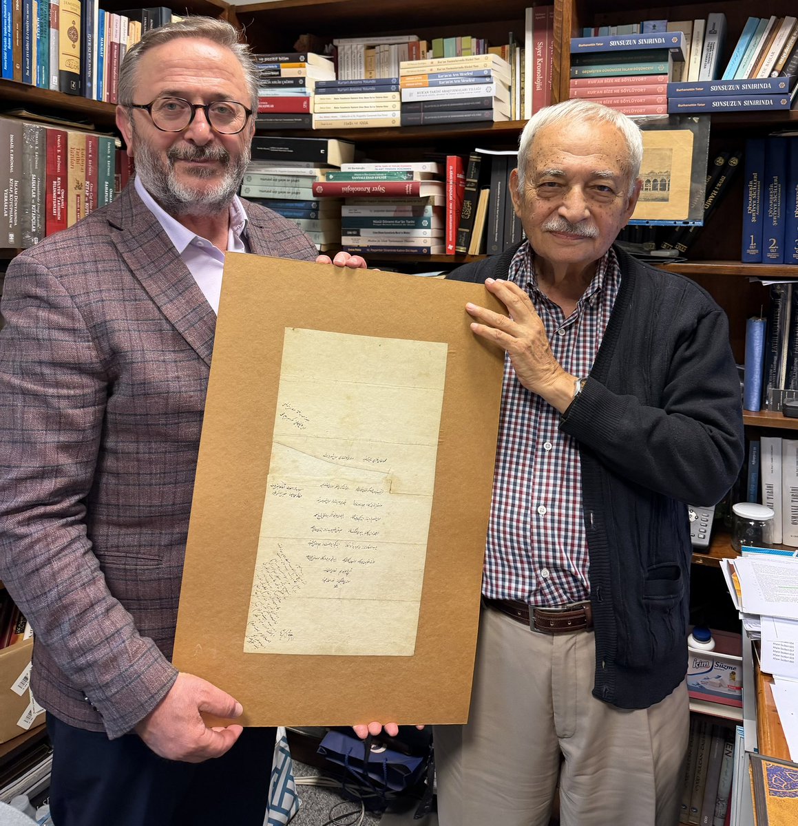 coskunyilmaz66's tweet photo. 329 yazma eserden oluşan seçkin ve renkli bir koleksiyon TÜYEK yolunda.

İsmail Erünsal, kitap, yazma eser ve kütüphane ile ilgili meraklıların yakından tanıdığı, öncü hizmetlere ve eserlere imza atmış, maruf ve meşhur bir hocamız. Sahanın ülkemizdeki en önemli âlimi.
329 eserden oluşan seçkin bir yazma eser koleksiyonuna sahip. Bilenler bilir, hocayı tanıyanlar anlamıştır nasıl bir koleksiyondan söz ettiğimizi. Yakında herkes de öğrenme imkânını bulacak.
Ön görüşmelerini gerçekleştirdik. Vakfını yaptı. Kitaplar yarın Süleymaniye Yazma Eser Kütüphanemizde. İki ay içinde de “İsmail Erünsal Yazma Eser Koleksiyonu” olarak dünyanın en büyük yazma eser portalın https://t.co/ICNu31LFMP’de erişime açılacak. 
m
Muhtevası ve sayısıyla son yılların en zengin bağışlarından olan “İsmail Erunsal Yazma Eser Koleksiyonu” ayrıntılı bir katalog kitabıyla da kayıtlara ayrıca geçecek.
Süleymaniye Kütüphanemize yaptığı bu vakfı için Hocamıza medyunu şükranız. Sürecin şahidi, yakından takipçisi, vekil-i vâkıfı sevgili kardeşim Bilgin Aydın hocaya da müteşekkiriz.
İhsan Fazlıoğlu, Erhan Afyoncu ve Şeyhülmüverrihin Mehmet İpşirli hocalarımız da bu bağışın ilk haberdar, takdirlar ve müjdelenenleri olarak kayıtlardaki yerlerini aldılar.
Hayırlı olsun.
@mehmetipsirli @ihsanfazlioglu @eafyoncu