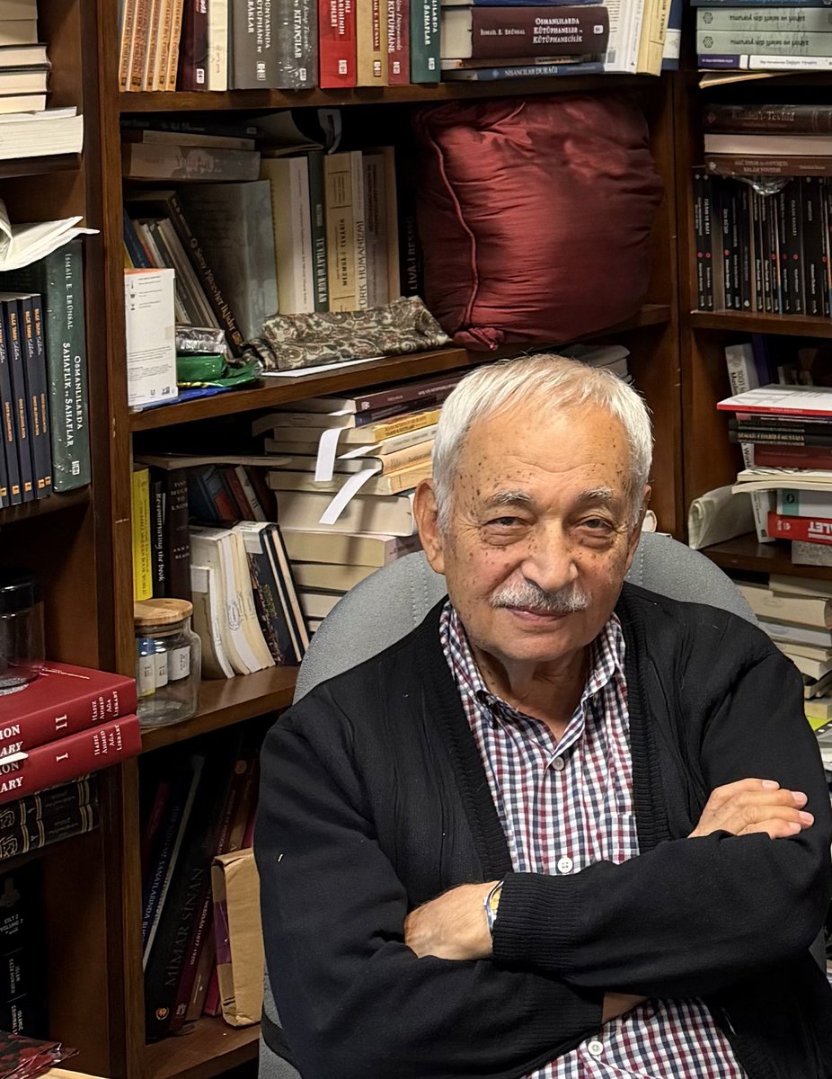 coskunyilmaz66's tweet photo. 329 yazma eserden oluşan seçkin ve renkli bir koleksiyon TÜYEK yolunda.

İsmail Erünsal, kitap, yazma eser ve kütüphane ile ilgili meraklıların yakından tanıdığı, öncü hizmetlere ve eserlere imza atmış, maruf ve meşhur bir hocamız. Sahanın ülkemizdeki en önemli âlimi.
329 eserden oluşan seçkin bir yazma eser koleksiyonuna sahip. Bilenler bilir, hocayı tanıyanlar anlamıştır nasıl bir koleksiyondan söz ettiğimizi. Yakında herkes de öğrenme imkânını bulacak.
Ön görüşmelerini gerçekleştirdik. Vakfını yaptı. Kitaplar yarın Süleymaniye Yazma Eser Kütüphanemizde. İki ay içinde de “İsmail Erünsal Yazma Eser Koleksiyonu” olarak dünyanın en büyük yazma eser portalın https://t.co/ICNu31LFMP’de erişime açılacak. 
m
Muhtevası ve sayısıyla son yılların en zengin bağışlarından olan “İsmail Erunsal Yazma Eser Koleksiyonu” ayrıntılı bir katalog kitabıyla da kayıtlara ayrıca geçecek.
Süleymaniye Kütüphanemize yaptığı bu vakfı için Hocamıza medyunu şükranız. Sürecin şahidi, yakından takipçisi, vekil-i vâkıfı sevgili kardeşim Bilgin Aydın hocaya da müteşekkiriz.
İhsan Fazlıoğlu, Erhan Afyoncu ve Şeyhülmüverrihin Mehmet İpşirli hocalarımız da bu bağışın ilk haberdar, takdirlar ve müjdelenenleri olarak kayıtlardaki yerlerini aldılar.
Hayırlı olsun.
@mehmetipsirli @ihsanfazlioglu @eafyoncu