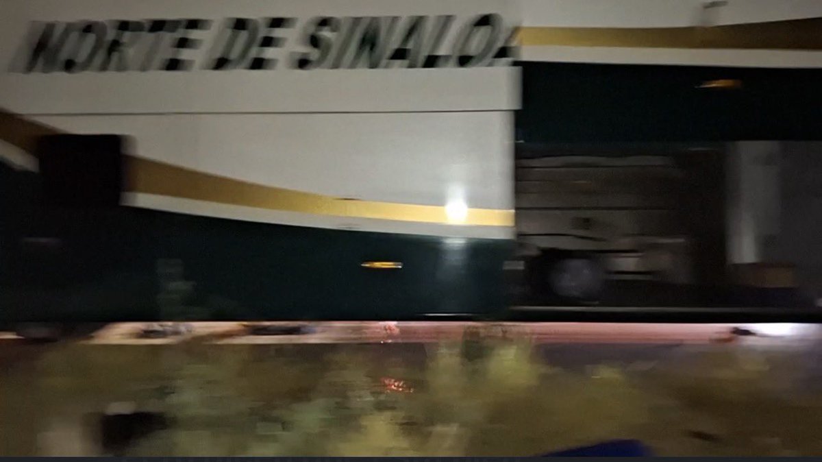 LinaBuenoLopez's tweet photo. #FuerteCamionazoCarretero #CarreteraObregónEmpalne  
Un autobús de la línea #NorteDeSinaloa #439 chocó contra trailer estacionado a un costado de la carretera, dejando más de 20 lesionados y el fallecimiento del operador del autobús / 
Bomberos decGuaymas-Empalme Cruz roja de ambos municipios y otras unidades de  emergencia , movilizaron a los lesionados a hospitales de Guaymas  y Empalme /

@kioscomayor  @MesaKioscoMayor  @valsamor3  @Amalia_Escobar  @ABN58  @1Agustn  @ValledelMayo  @OmarCardenass