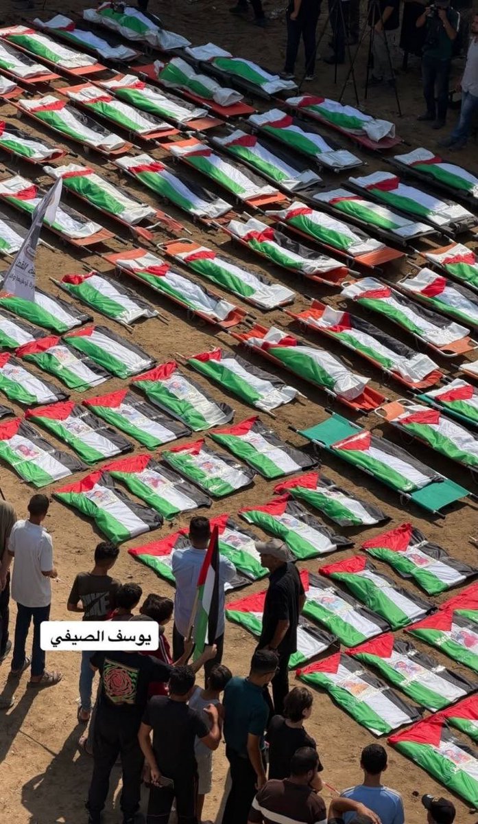 mahmoudalhsanat's tweet photo. هذه أكبر جنازة في تاريخ القضية الفلسطينية
112 شهيداً من عائلة واحدة كانت جنازتهم اليوم في غزة !! https://t.co/tyyIBIdLWw