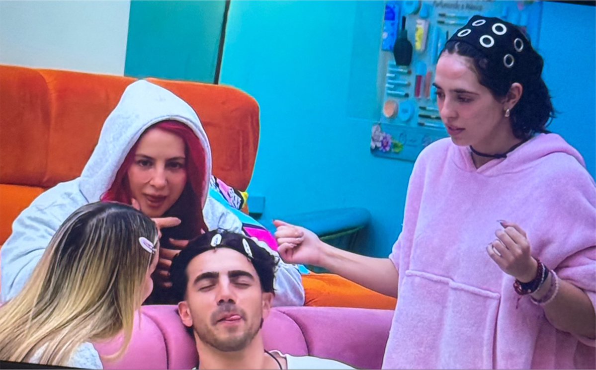 Sammycst's tweet photo. Footage no visto de las chicas súperpoderosas jugando con el profesor Utonio. #LaCasaDeLosFamososMéxico https://t.co/hwgGctTtpk