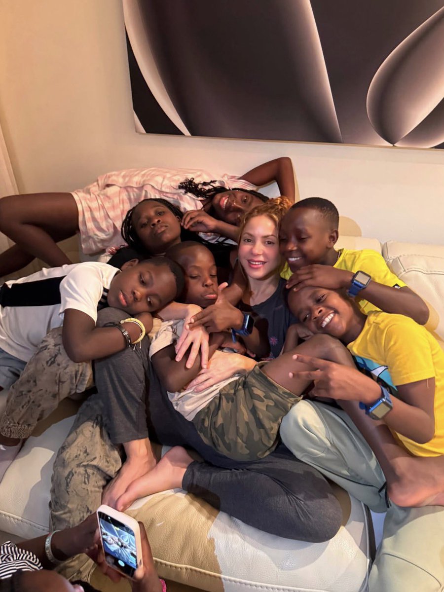 Cleverlydey4u's tweet photo. Shakira and the Ghetto kids ❤️ https://t.co/IcEqnXmsS4