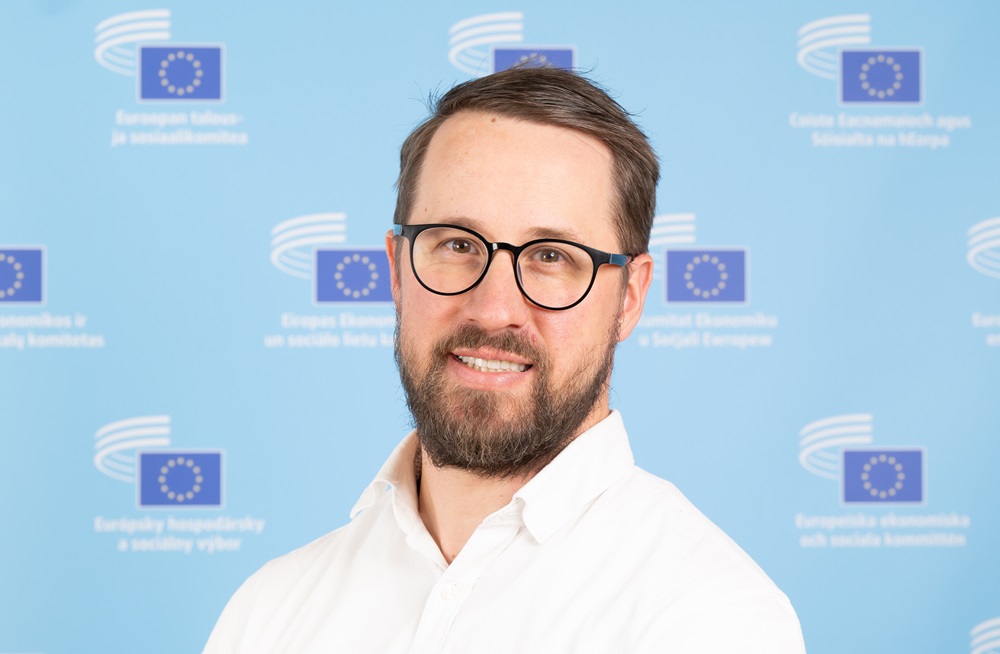EESC_PRESS's tweet photo. 🆕 #Drones – Security &amp; aviation safety must remain top priority in 🇪🇺 action plan

Focus:
1⃣ ability to detect, prevent &amp; respond to malicious activities
2⃣ competitiveness &amp; strategic resilience
3⃣ investing in people &amp; skills

#DroneSecurity

The story👉https://t.co/OT0pdHJyer https://t.co/13nrIQUCI7