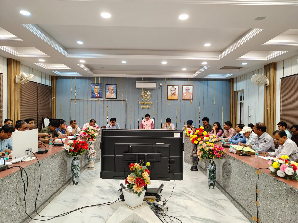 Dmpilibhit's tweet photo. आज गांधी सभागार में स्वतंत्रता दिवस मनाए जाने के संबंध में प्रबुद्धजन के साथ बैठक आयोजित की गई।
 @UPGovt @ChiefSecyUP @CommissionerBa1 @InfoDeptUP @CMOfficeUP https://t.co/X7aRDjkXUP