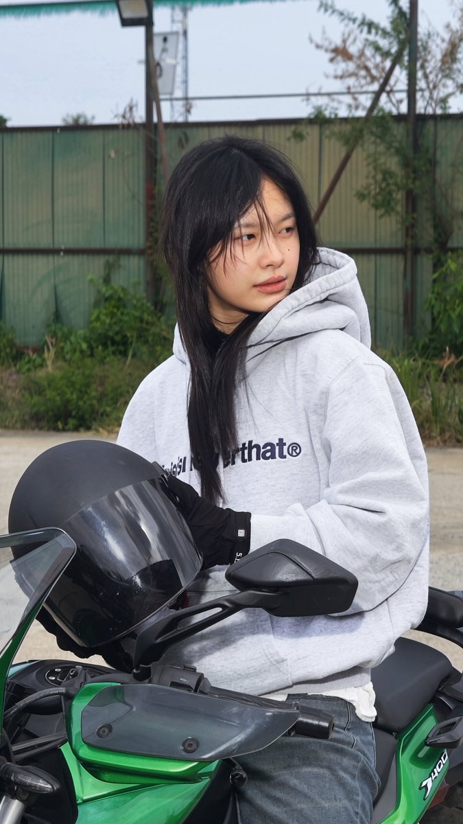 DittoSeries's tweet photo. นักเรียนดีเด่นประจำวันนี้ 🏍️✨

#.workshopอะไรหล่อคั่ก 
#.ฮอตกว่าแดดก็คือพี่คนนี้แล้วล่ะ ☀️

#DittoSeries 
#GMMTV
@panlyyy https://t.co/oZmRaG4100