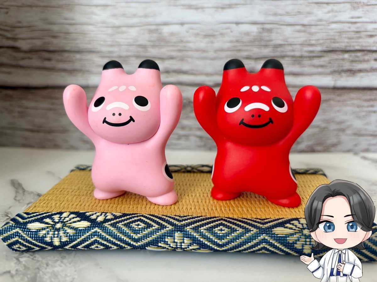 fukushimatai's tweet photo. 剣でございます。
赤べこガチャ報告！
【 福島赤べこのおみみちゃん ばんざいぺんおき】！！

まず惹かれたのはこのパッケージのインパクト…。ばんざいをしているポーズ。めんこい表情。体のフォルム。全てが良すぎます…！
「ぺんおき」と記載されておりますが、他にもいけるのでは…？と思い乗せてみると…できてしまいました！！
すごい！！めんこい！！

皆様も是非。

#福島県 #会津若松市
#ふくじ赤べこのおみみちゃん
#ばんざいペンおき
#ふくしまDC
#HAPPYふくしま隊 #剣