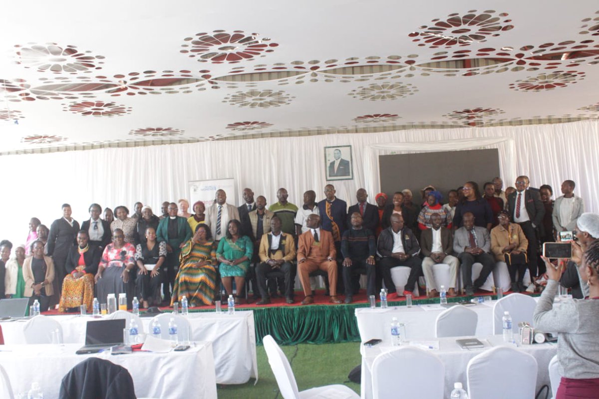 WagZimbabwe's tweet photo. Inspiring Manicaland Provincial Dialogue with @mwacsmed , and @IrelandEmbGB Pretoria. Great exchanges on #womensparticipation, #peacebuilding, and the #PeaceHutModel in Zimbabwe.
#WomenPeaceAndSecurity #Peacebuilding #Zimbabwe https://t.co/oxhGuf0sbD