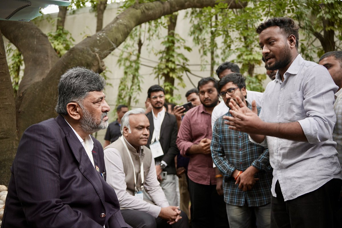 DKShivakumar's tweet photo. ಇಂದು ಜಿಕೆವಿಕೆ ಕೃಷಿ ವಿಶ್ವವಿದ್ಯಾಲಯದ ವಿದ್ಯಾರ್ಥಿಗಳು ನನ್ನನ್ನು ಭೇಟಿಯಾಗಿ, ಕೃಷಿ ಅಧಿಕಾರಿ ಹುದ್ದೆಗಳ ನೇಮಕಾತಿ ನಿಯಮಗಳಿಗೆ ಸಂಬಂಧಿಸಿದಂತೆ ತಮ್ಮ ಮನವಿಯನ್ನು ಸಲ್ಲಿಸಿದರು.

ಈ ಹಿಂದೆ ಬಿಜೆಪಿ ಸರ್ಕಾರದ ಅವಧಿಯಲ್ಲಿ ಮಾಡಲಾದ ನಿಯಮಗಳ ತಿದ್ದುಪಡಿಯಿಂದಾಗಿಯೇ ಇಂದು ಕೃಷಿ ಪದವೀಧರರಿಗೆ ಈ ಸಮಸ್ಯೆ ಸೃಷ್ಟಿಯಾಗಿದೆ. ವಿದ್ಯಾರ್ಥಿಗಳ ಅಳಲು ಹಾಗೂ ಭವಿಷ್ಯದ ಆತಂಕದ ಮಾತುಗಳನ್ನು ಆಲಿಸಿದ್ದೇನೆ. ಕೃಷಿ ಪದವೀಧರರ ಉದ್ಯೋಗಾವಕಾಶಗಳಿಗೆ ಧಕ್ಕೆಯಾಗದಂತೆ, ಈ ಸಮಸ್ಯೆಯನ್ನು ಕಾನೂನಾತ್ಮಕವಾಗಿ ಹಾಗೂ ಸಕಾರಾತ್ಮಕವಾಗಿ ಆದಷ್ಟು ಬೇಗ ಬಗೆಹರಿಸಲು ಸಂಬಂಧಪಟ್ಟ ಹಿರಿಯ ಅಧಿಕಾರಿಗಳಿಗೆ ಸೂಚನೆ ನೀಡಲಾಗಿದೆ. 

ಈ ಸಂದರ್ಭದಲ್ಲಿ ಗೃಹ ಸಚಿವರಾದ ಶ್ರೀ ಪ್ರಿಯಾಂಕ್‌ ಖರ್ಗೆ ಅವರು ಹಾಗೂ ಹಿರಿಯ ಅಧಿಕಾರಿಗಳು ಉಪಸ್ಥಿತರಿದ್ದರು.