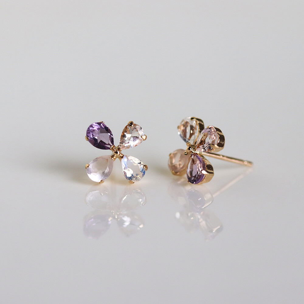 info_cuicui's tweet photo. マルチカラーストーン フラワー ピアス | K10YG 【WEB/ランドマーク店限定】

淡いパープルカラーが彩るフラワーピアス。柔らかな色味が魅力的な4色の天然石であしらった4枚の花びらが鮮やかな煌めきを見せてくれます。

＊商品を見る＊
https://t.co/eGtpmhsqpb

#cuicui #キュイキュイ https://t.co/bCqwIsQ7Wg