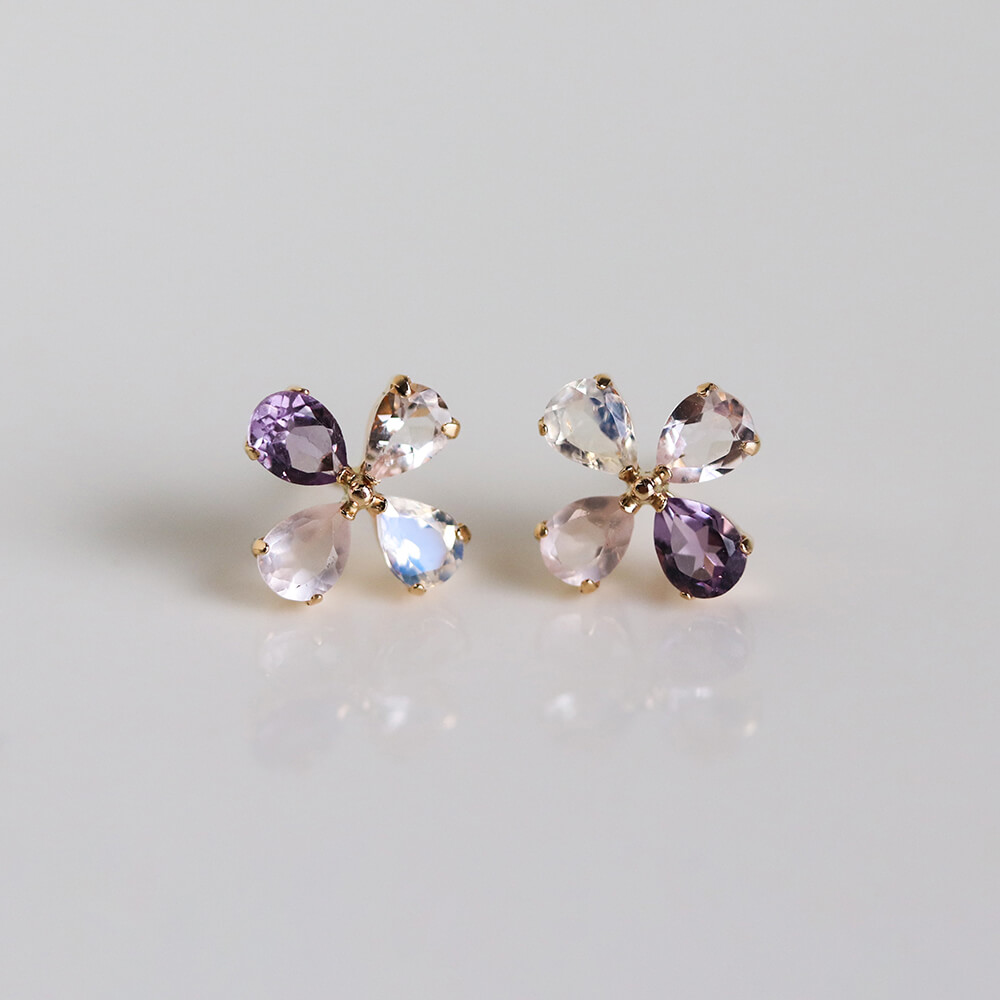 info_cuicui's tweet photo. マルチカラーストーン フラワー ピアス | K10YG 【WEB/ランドマーク店限定】

淡いパープルカラーが彩るフラワーピアス。柔らかな色味が魅力的な4色の天然石であしらった4枚の花びらが鮮やかな煌めきを見せてくれます。

＊商品を見る＊
https://t.co/eGtpmhsqpb

#cuicui #キュイキュイ https://t.co/bCqwIsQ7Wg
