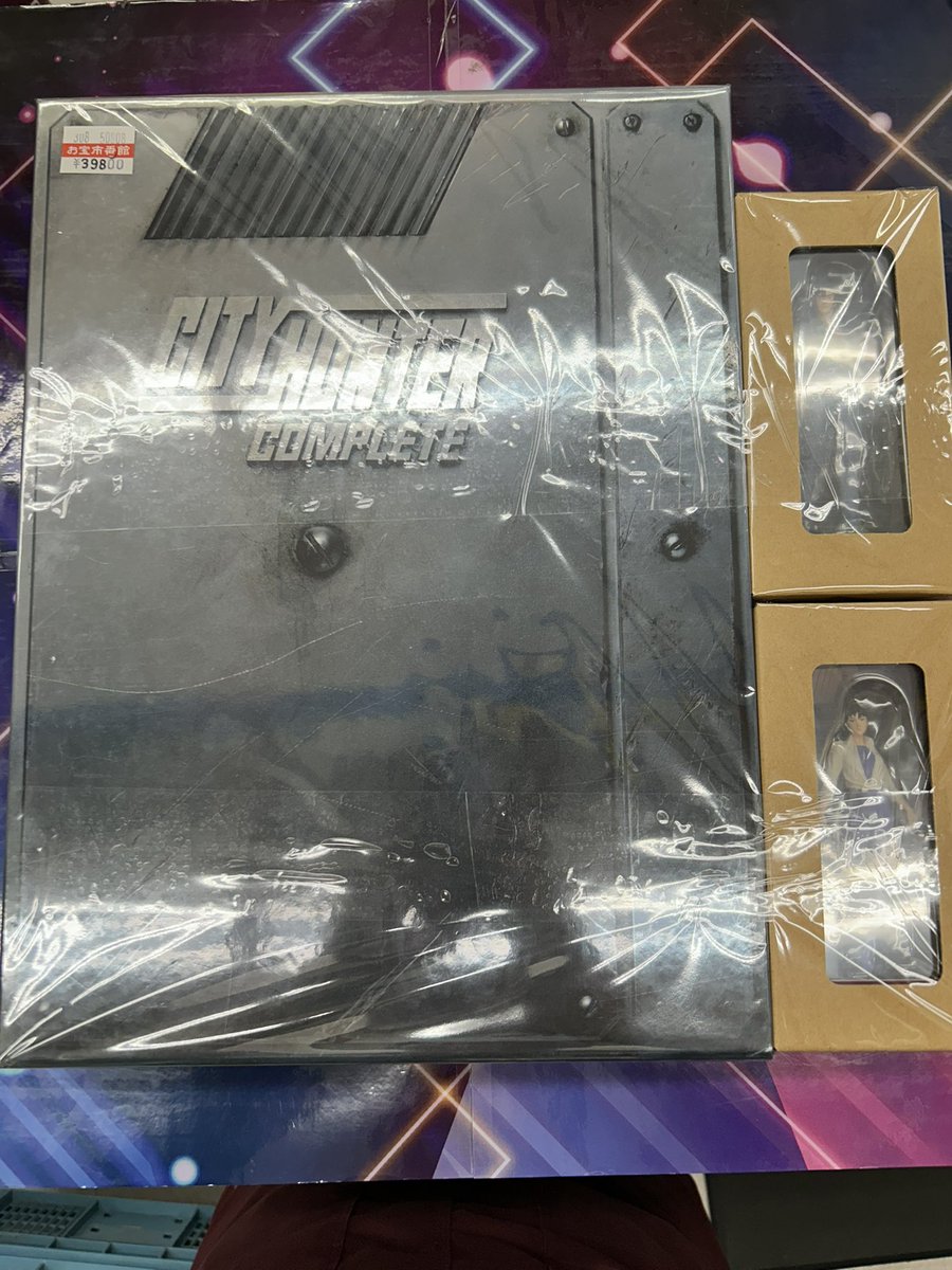 otakakomedia's tweet photo. 【メディアコーナー入荷情報】
『CITY HUNTER COMPLETE DVD-BOX』を店頭に品出ししました！
TVシリーズから劇場版まで収録した豪華DVD-BOX！
コレクションにもおすすめの人気アイテムです
気になった方はぜひお宝市番館加古川店へ！
#お宝市番館加古川店 https://t.co/xnnIFJo40j