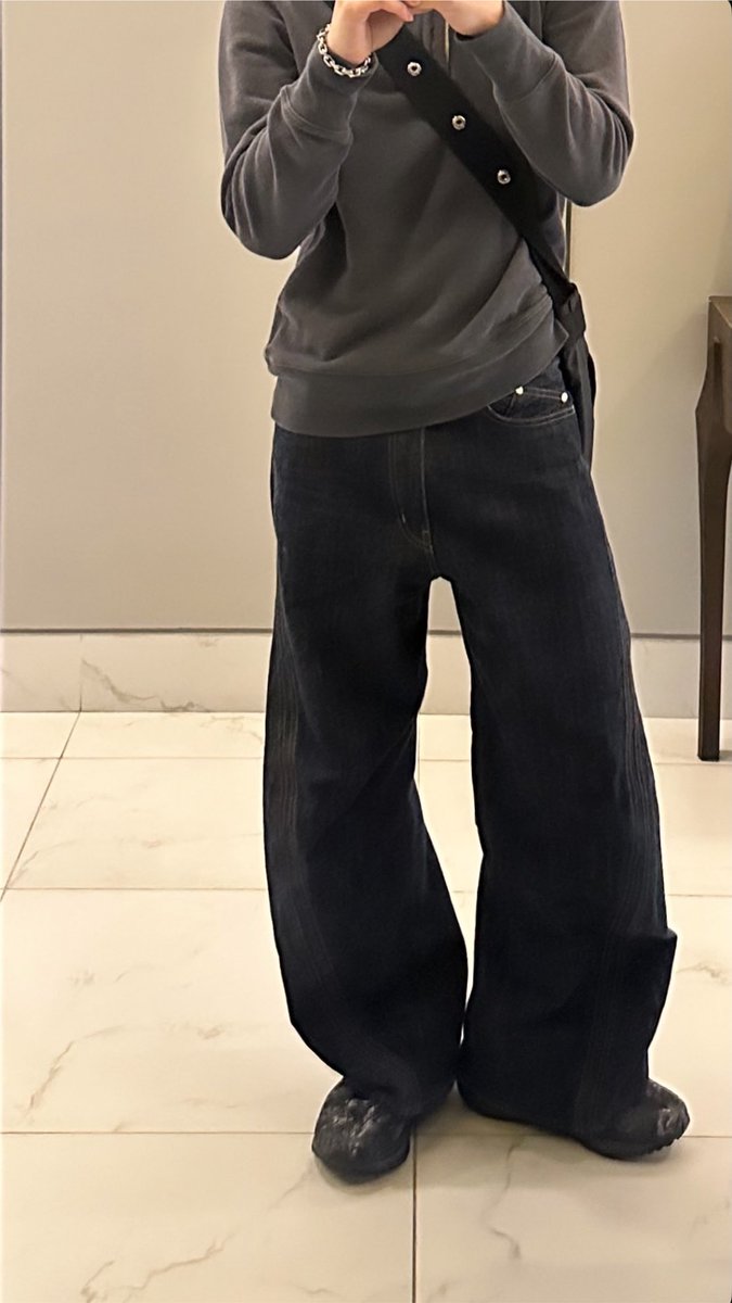 Momotarozi's tweet photo. Fit check song camp day 1 😋
แต่งตัวเท่จังเลยฮะ 🖤🩶

#JUNGT https://t.co/7UE4Ye96cC