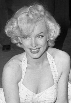 DerAltePoet's tweet photo. »Hollywood ist ein Ort, wo sie dir 50.000 Dollar für einen Kuss und 50 Cent für deine Seele zahlen.«

Marilyn Monroe (* 1. Juni 1926 - † 4. August 1962), US-amerikanische Filmschauspielerin

(Quelle: https://t.co/VQH6CC8iSC) https://t.co/oMltOGpUaa