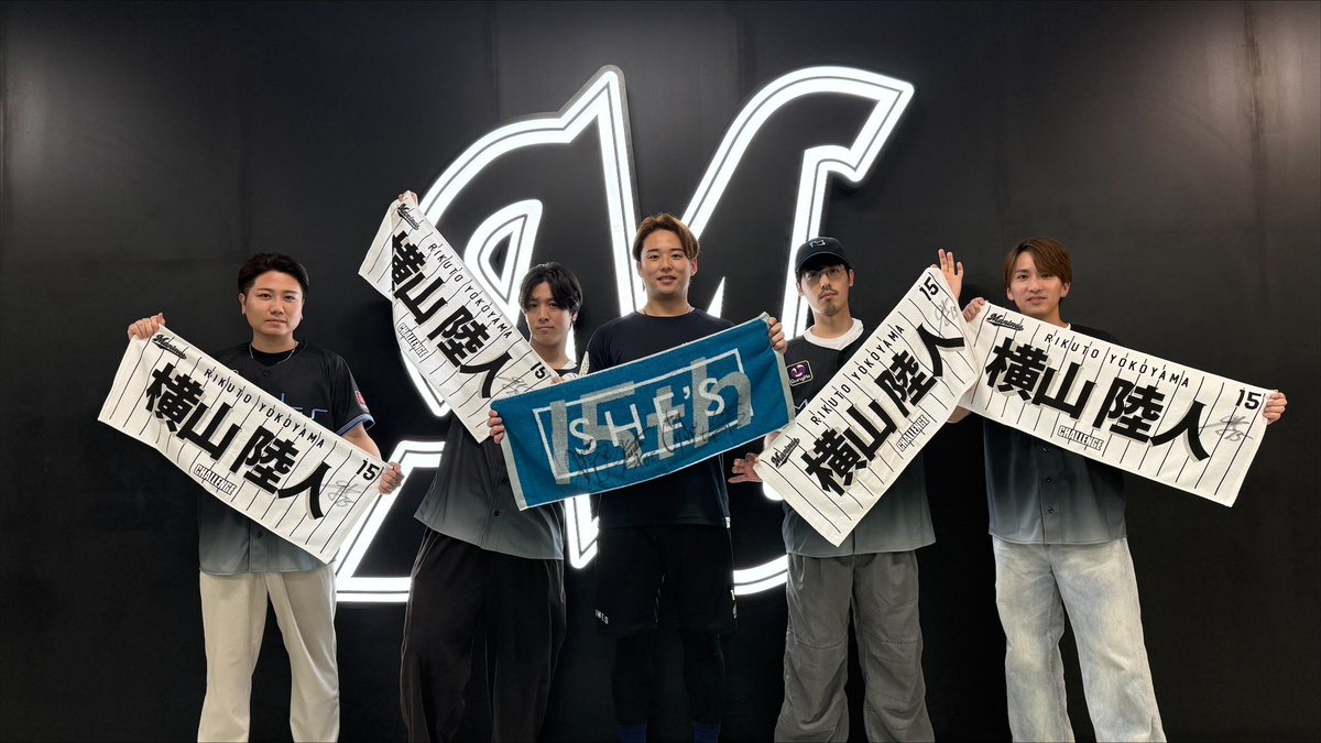 chibalotte_pr's tweet photo. 本日、試合前パフォーマンスを行うSHE'Sの皆さんと記念撮影を行った #横山陸人 投手。
楽曲「追い風」は横山投手の登場曲です！
#chibalotte #広報 #SHE_S15th https://t.co/ULsoe9obzU