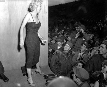 DerAltePoet's tweet photo. »Hollywood ist ein Ort, wo sie dir 50.000 Dollar für einen Kuss und 50 Cent für deine Seele zahlen.«

Marilyn Monroe (* 1. Juni 1926 - † 4. August 1962), US-amerikanische Filmschauspielerin

(Quelle: https://t.co/VQH6CC8iSC) https://t.co/oMltOGpUaa