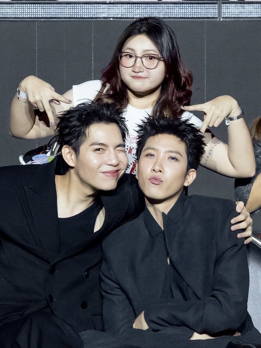ahn4l_'s tweet photo. me: “khor chon kaem kan (cheek-to-cheek) dai mai ka?”
p’first: “okay, dai loei krub” (turns to tease earthmix)

and what happened after that:

EMBPFK CLOSE FRIENDS PARTY 
#FFFPartyConcert2026D1
#FFFPartyConcert2026 https://t.co/cXA0d93Iyr