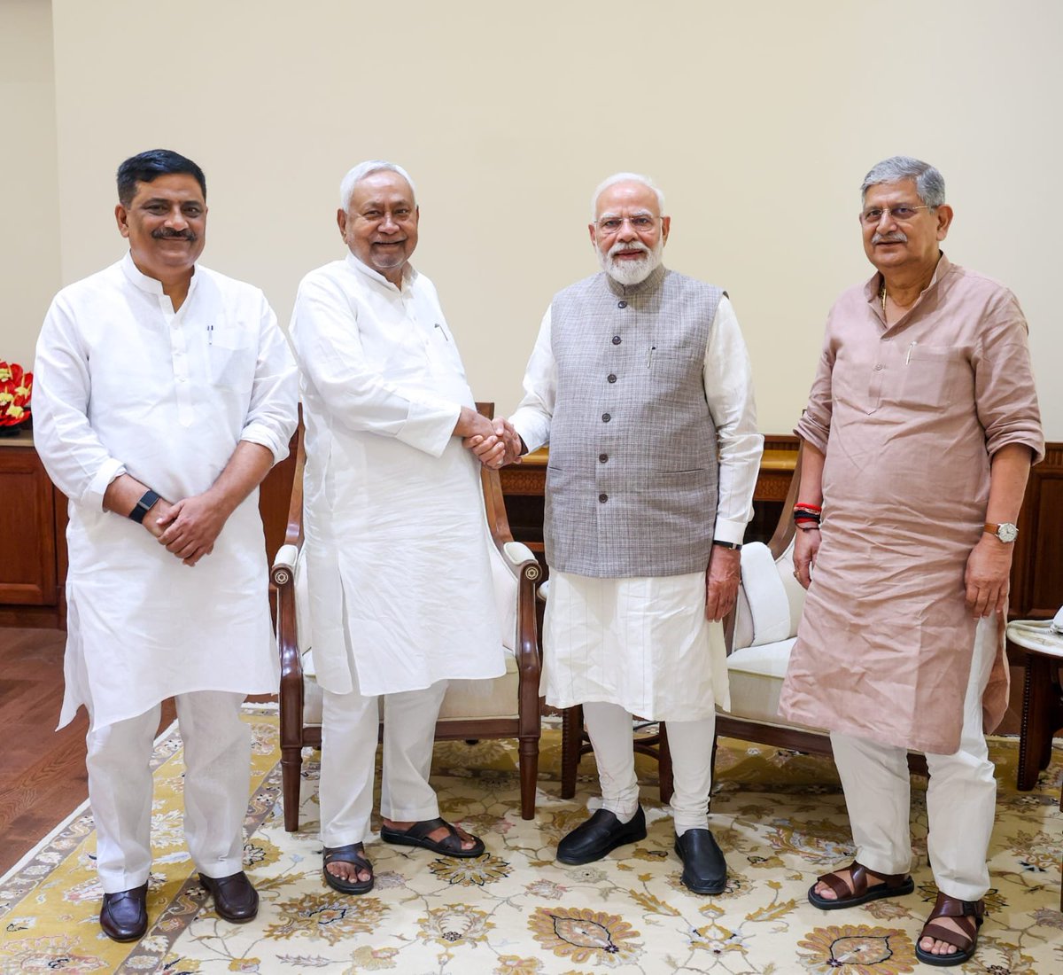 WithLoveBihar's tweet photo. After a drubbing defeat at Bankipur seat in Patna, PM Modi finally gets some time to meet former Bihar CM Nitish Kumar. 

JDU must be very happy with yesterday's results. https://t.co/qYe5t4fB05