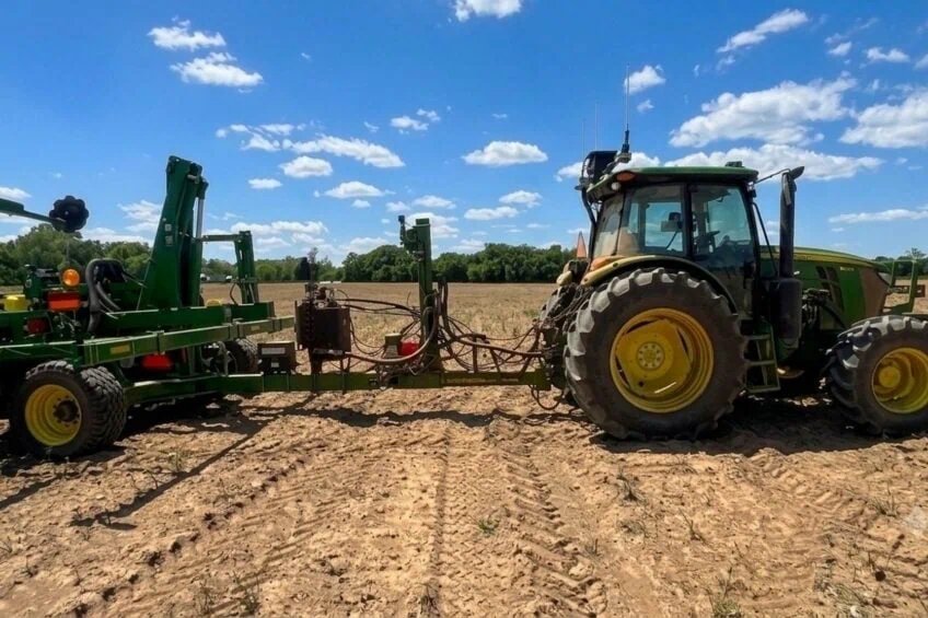 Ndizihiwe_1's tweet photo. 🚜 Bigger tractors don't always mean bigger profits.
For Rwanda, smarter investments, shared machinery, and precision farming could deliver more value than simply buying larger equipment.
The future of farming is working smarter, not bigger.
#SmartFarmer #Agriculture #AgTech https://t.co/jZ5OiANSau